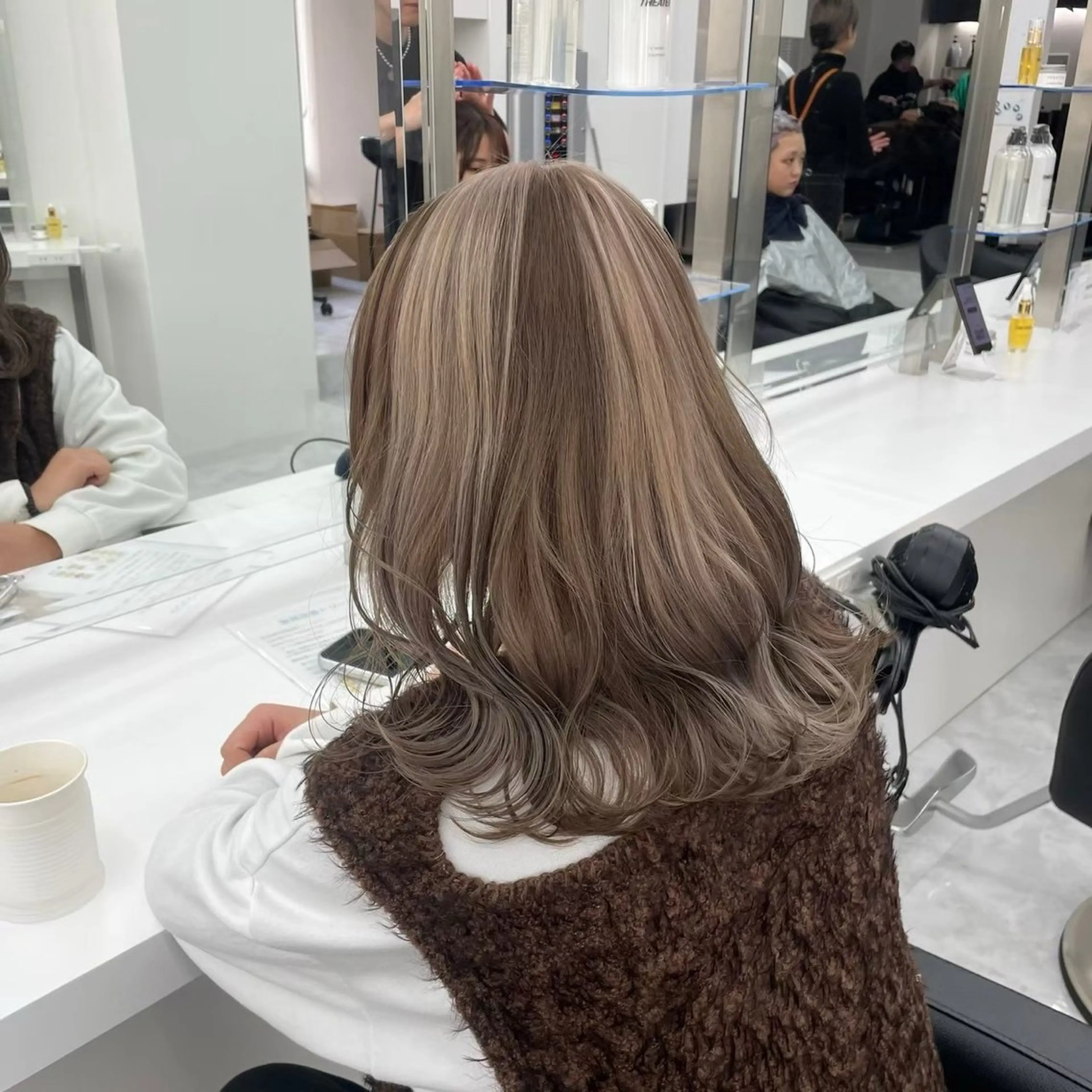 セミロング カラー モテ髪💕ハイトーン ベージュ yuriaのヘアスタイル