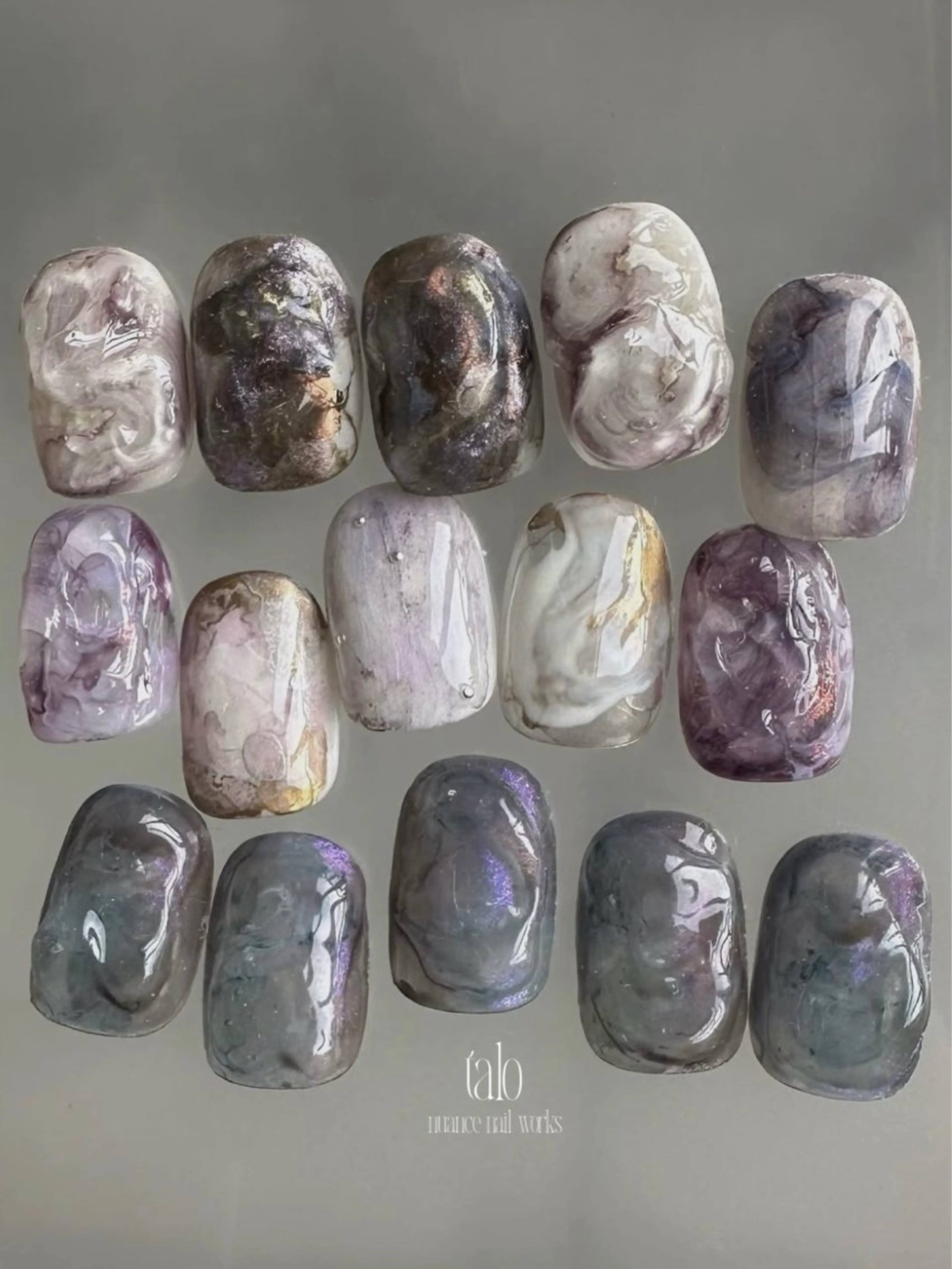 ネイル アートネイル マグネットネイル ニュアンスネイル ぷっくりネイル talo .のネイルデザイン