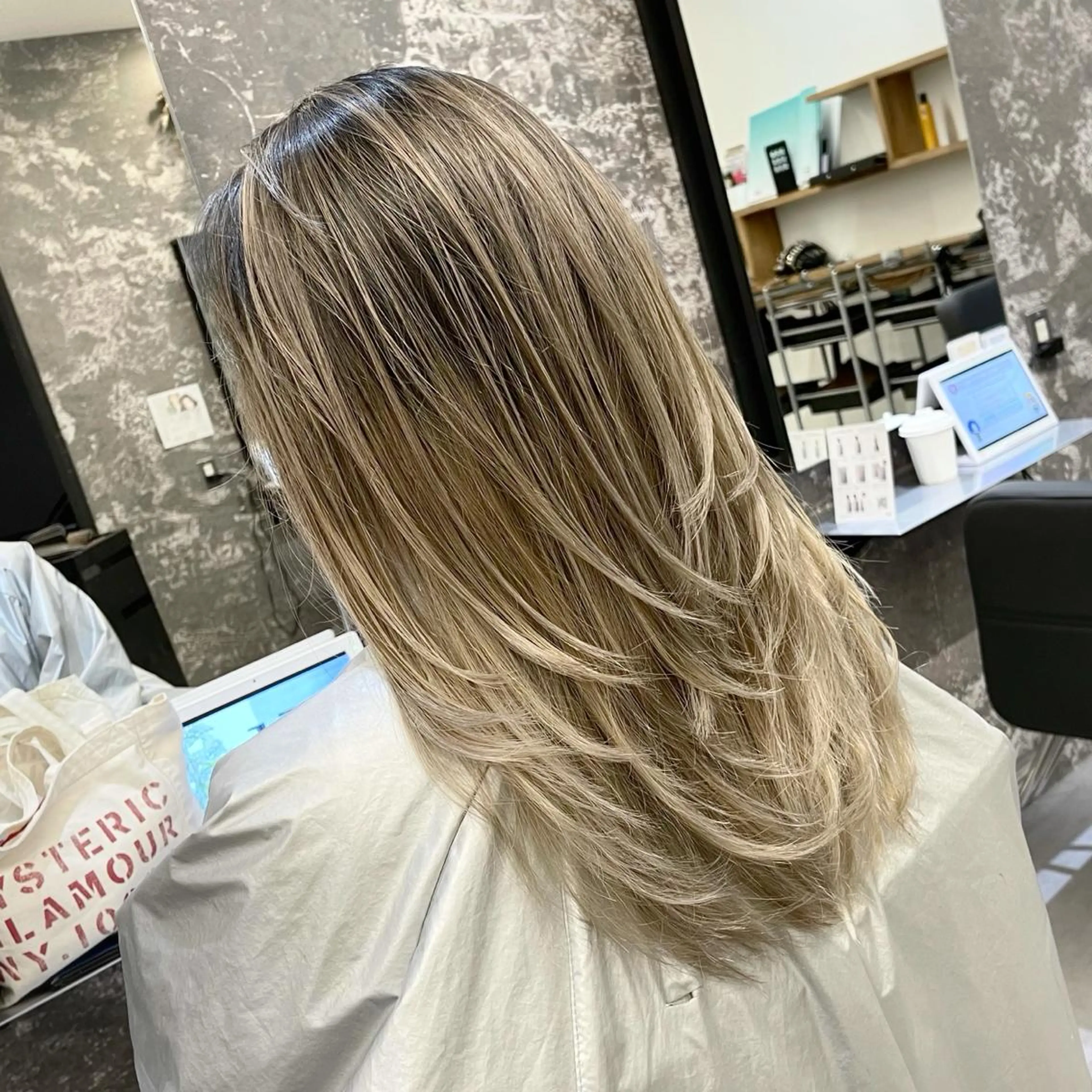 ミディアム カラー ヘアアレンジ バレイヤージュ デザインカラー ハイライトカラー 外国人風カラー ハイライト アンドウ ユウ/ レイヤーカット/韓国のヘアスタイル