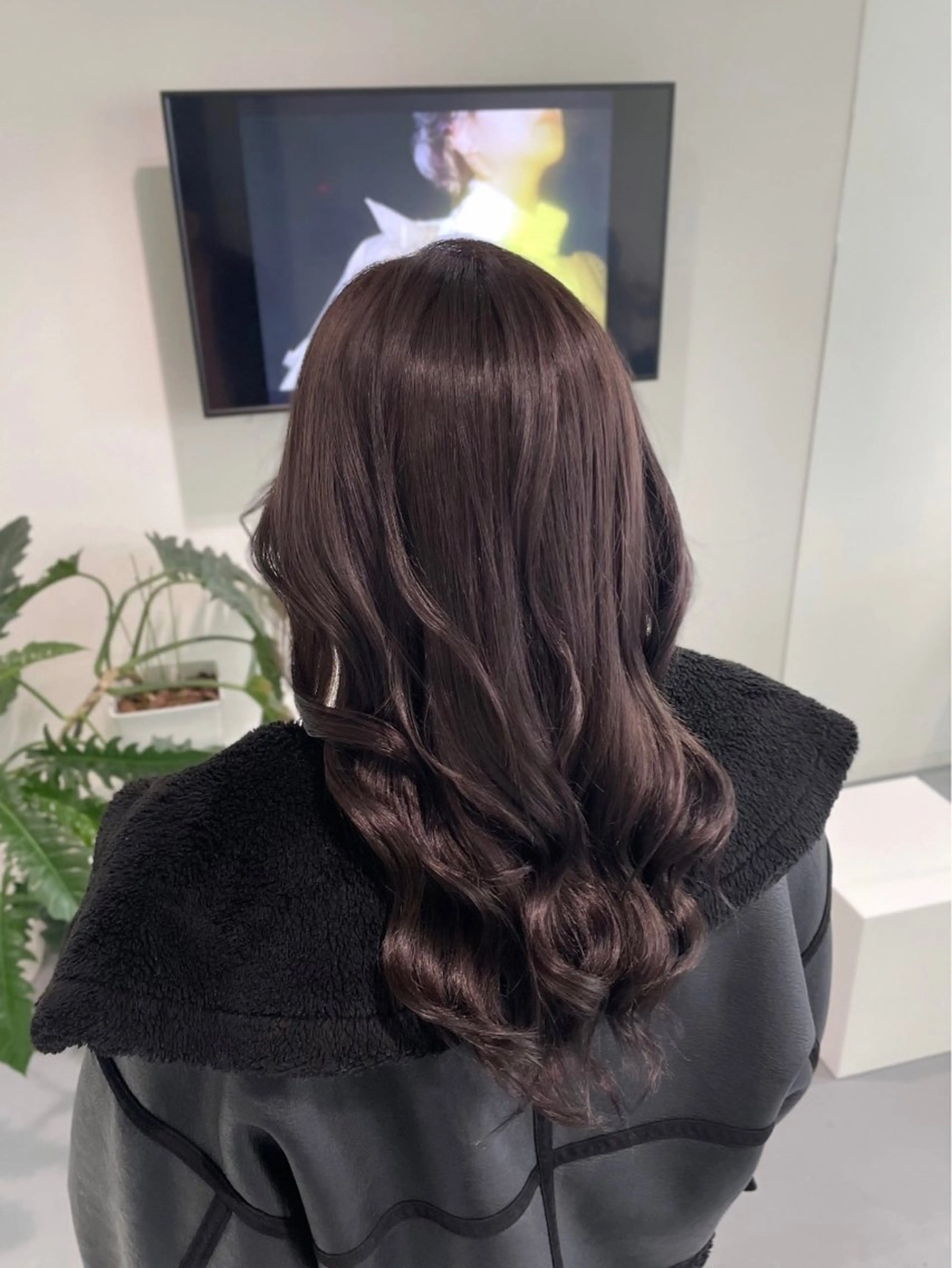 セミロング LEF TATEMACHI所属・西山祐生/ハイトーン /ケアブリーチ/艶髪のヘアスタイル