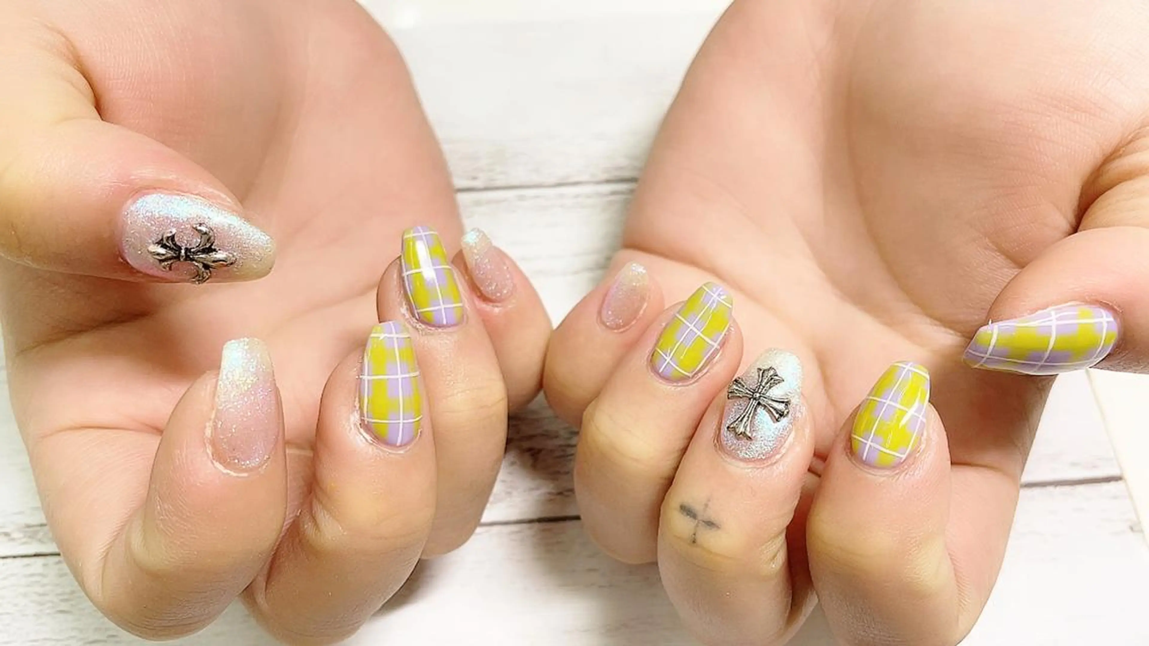 ミディアム ネイル ハンドネイル リラネイル Aikenのネイルデザイン