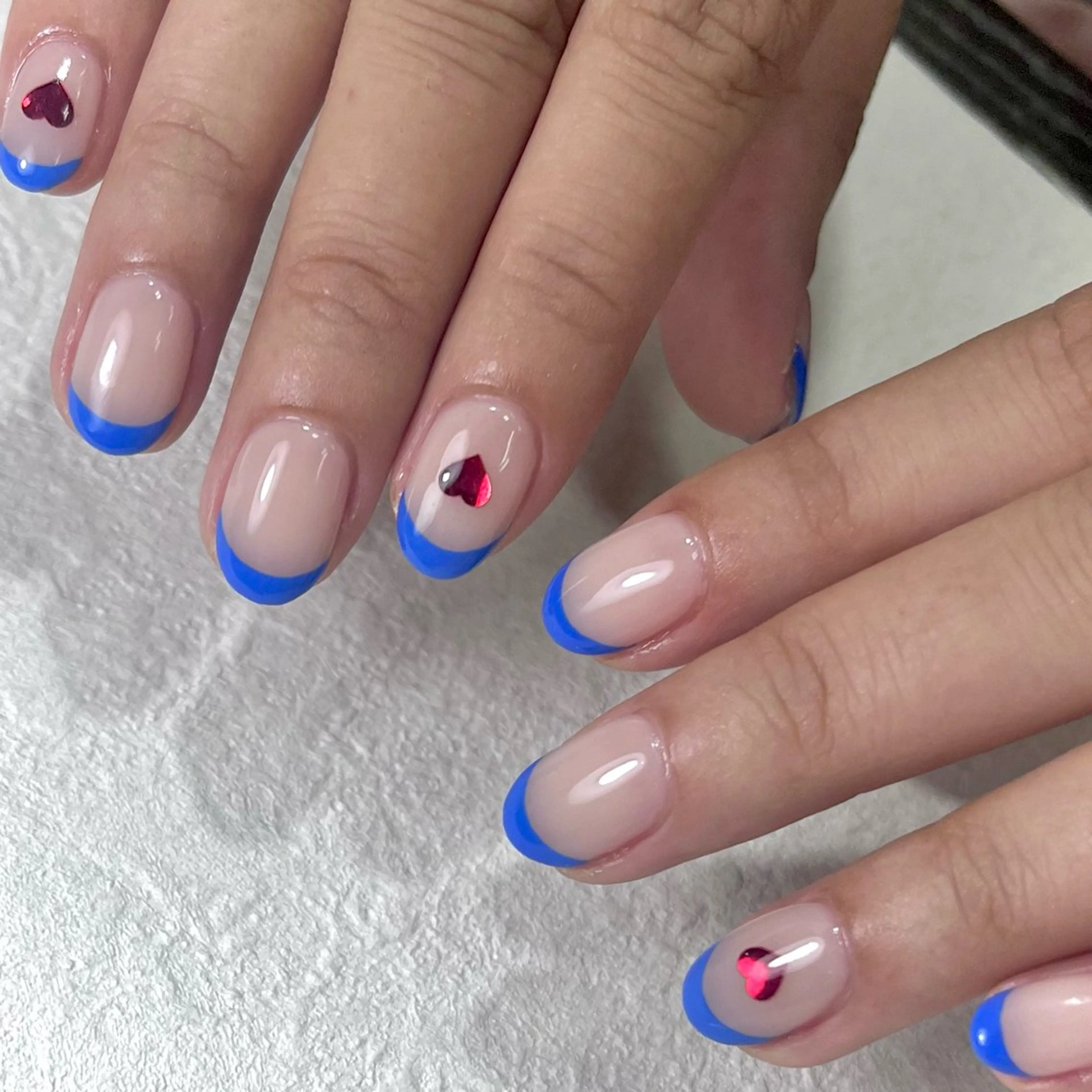 ネイル ブルー フレンチネイル ハート ホログラムネイル ショートネイル ハンドネイル para ☀︎ sol by BECK所属・Para Sol nail　Maoのネイルデザイン