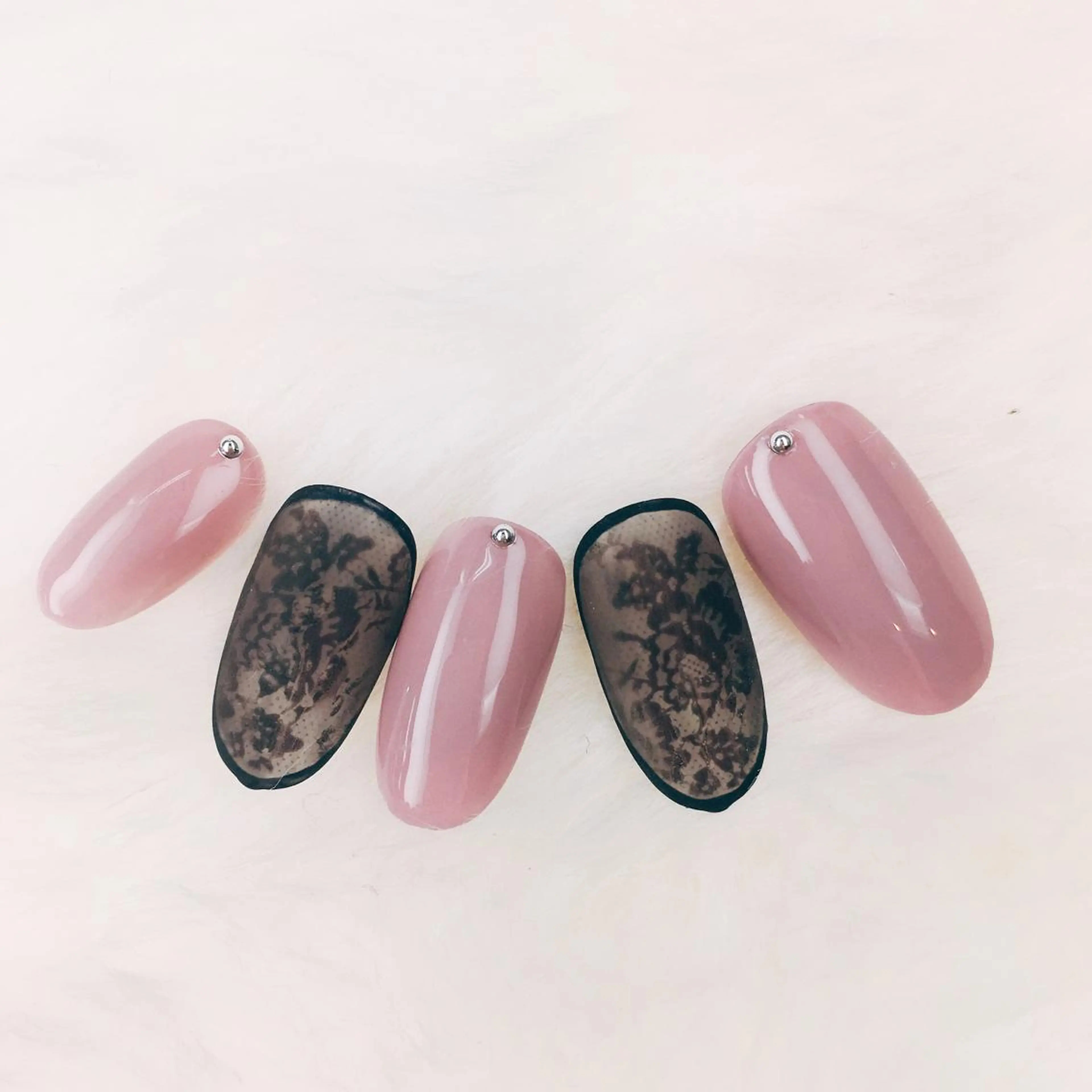 ネイル ストーンネイル nail salon Emi la beaute 心斎橋店所属・坪野 めぐみのネイルデザイン