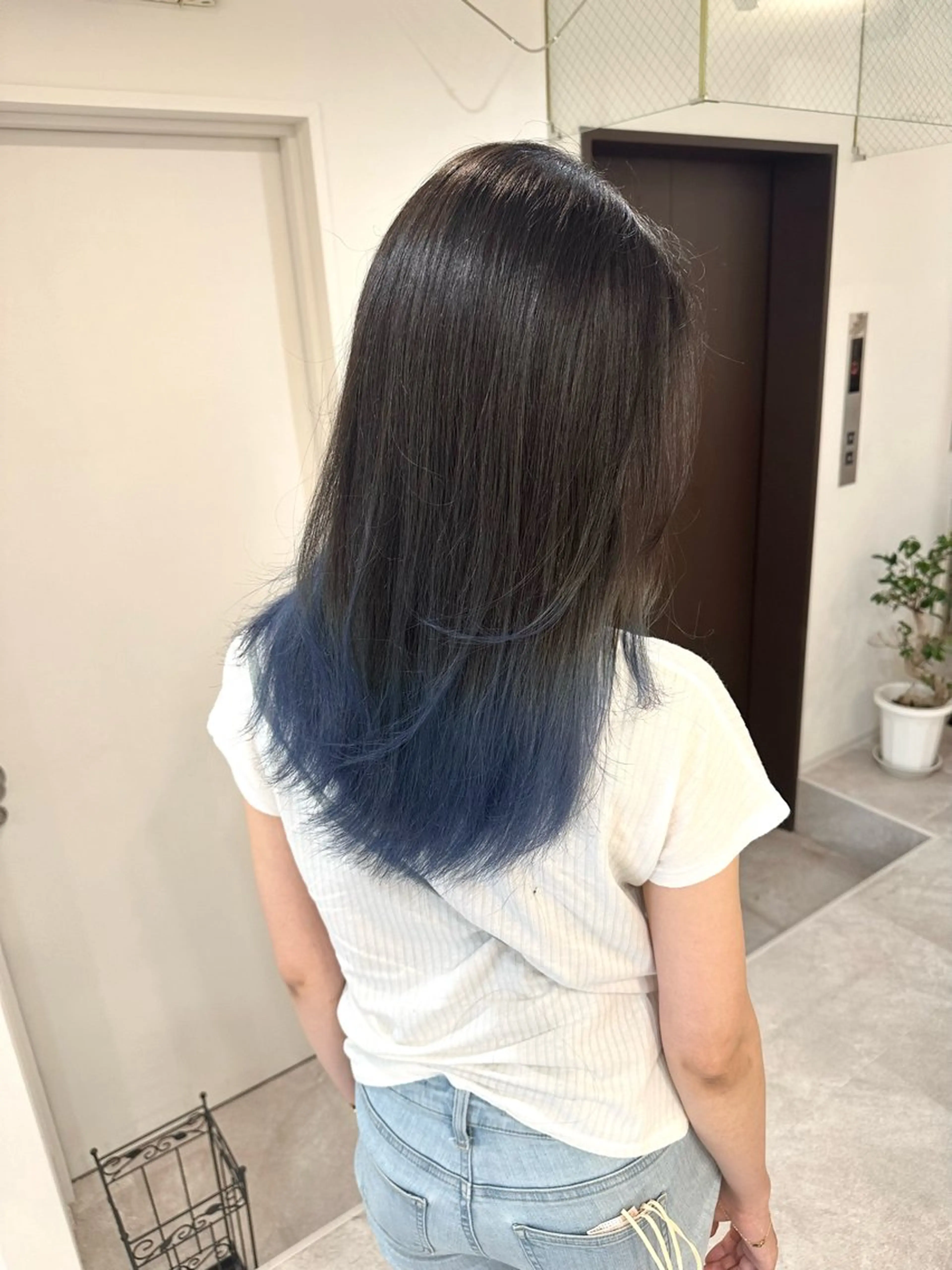 セミロング カラー ヘアアレンジ ブリーチ ブルーカラー ケアブリーチ グラデーションカラー レイヤーカット カット ヘアカラー SALOWIN京都河原町Suite店所属・外国人風レイヤー/ ハイトーンSHUのヘアスタイル