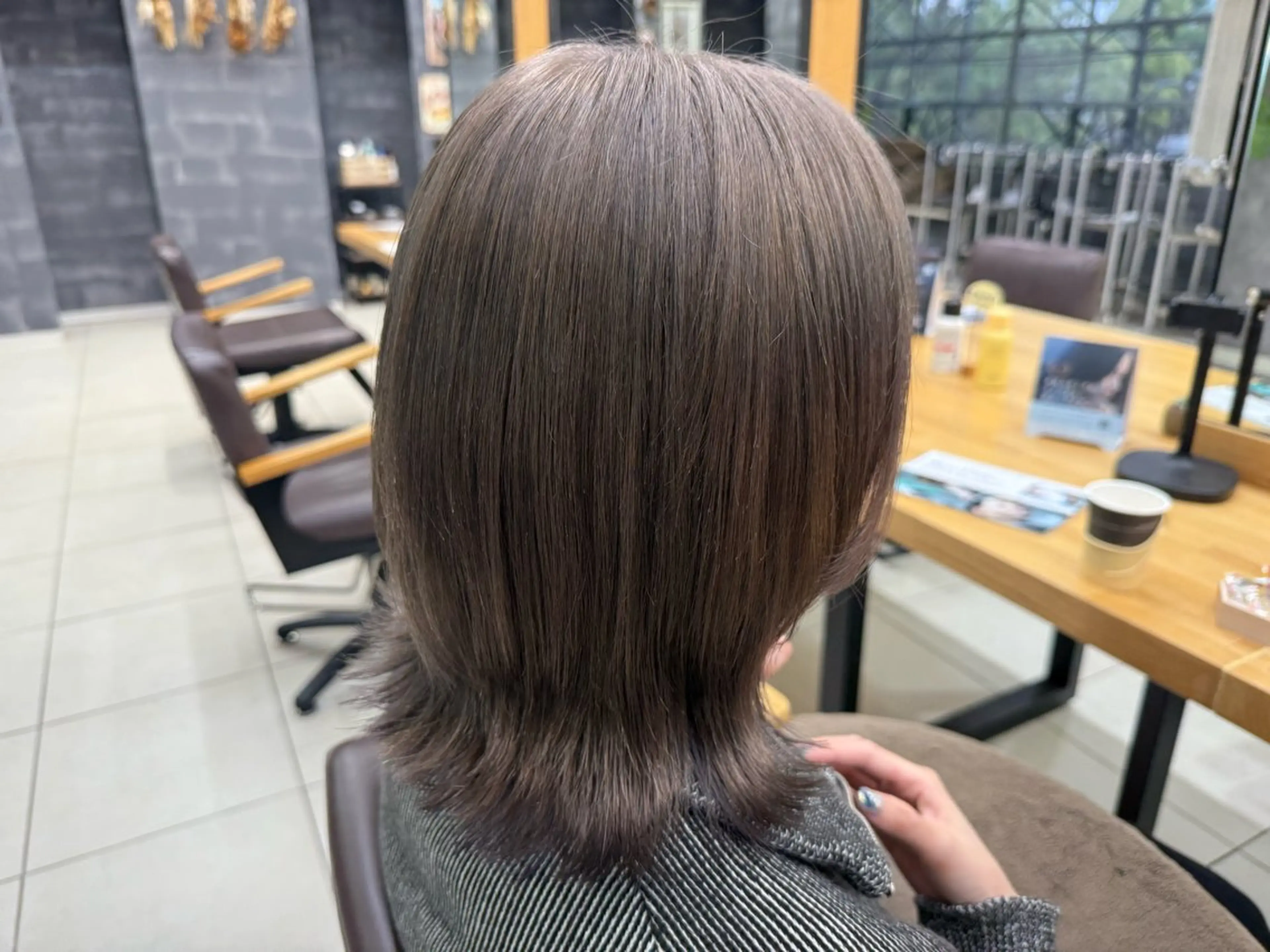 カラー ブリーチ シルバー 垢抜けデザイナー/ ハイトーン/朝倉友香のヘアスタイル