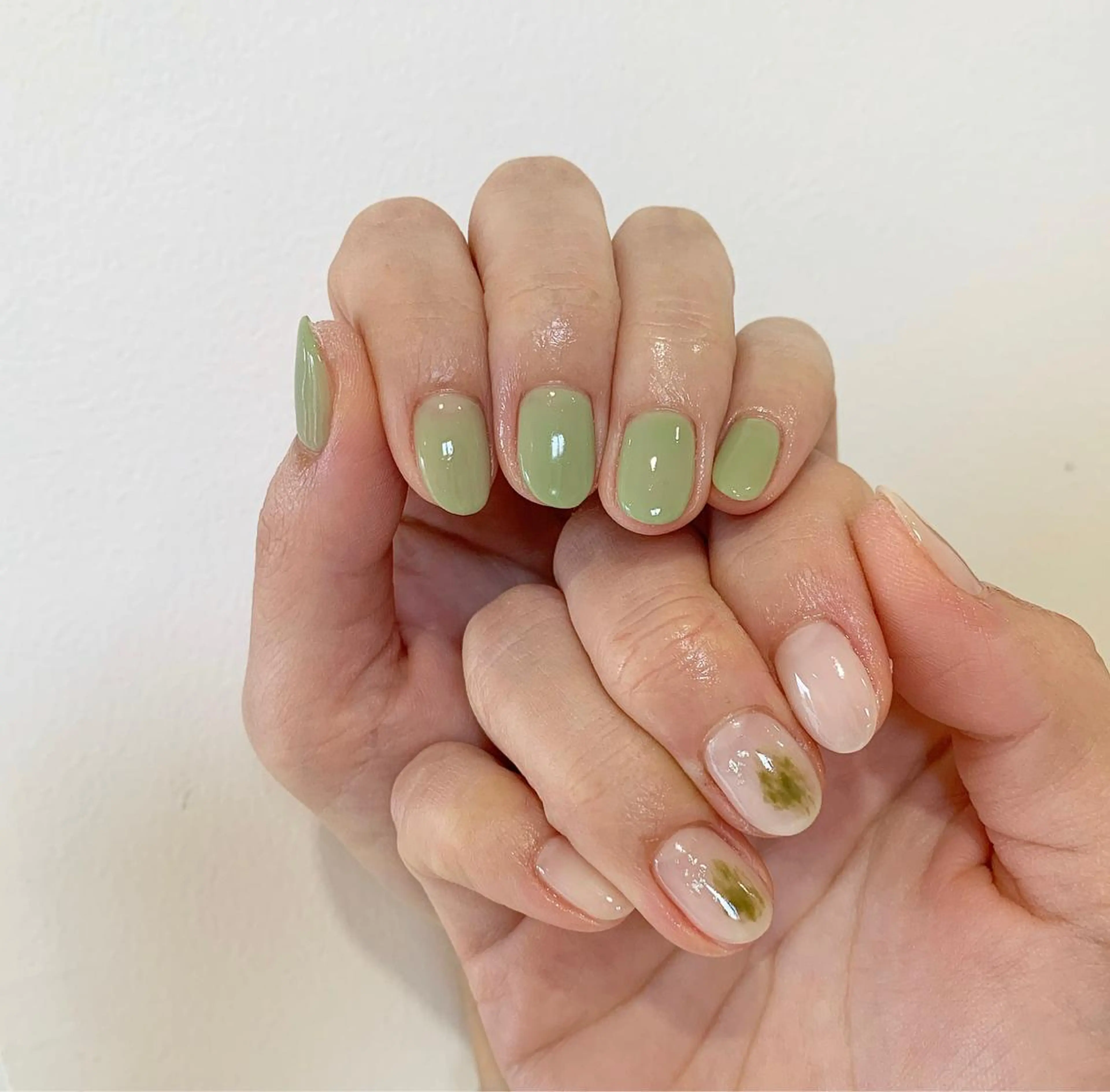 ネイル グリーン パステルネイル 黄色 ハンドネイル 佐藤 穂乃香のネイルデザイン