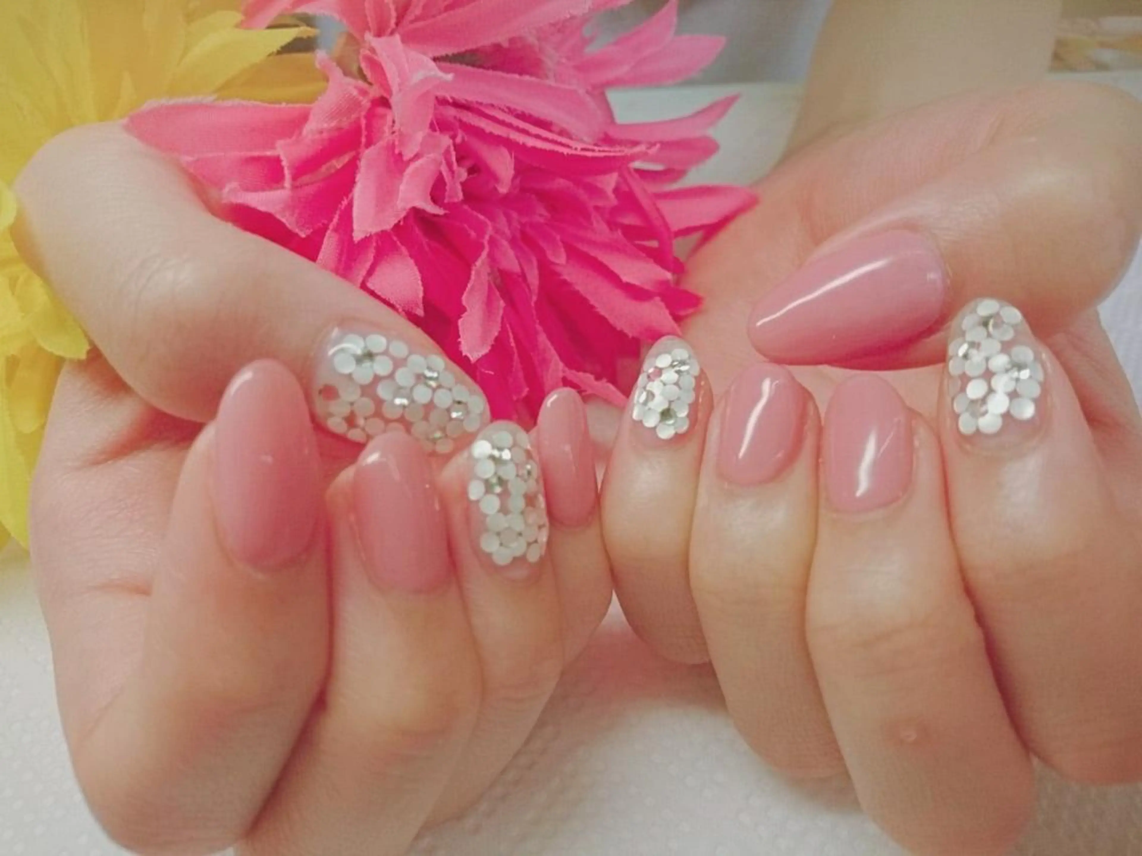 ネイル ホログラムネイル ブライダルネイル ホワイト ハンドネイル ハンドケア プライベートサロン RosyLily所属・プライベートサロン Rosy Lilyのネイルデザイン