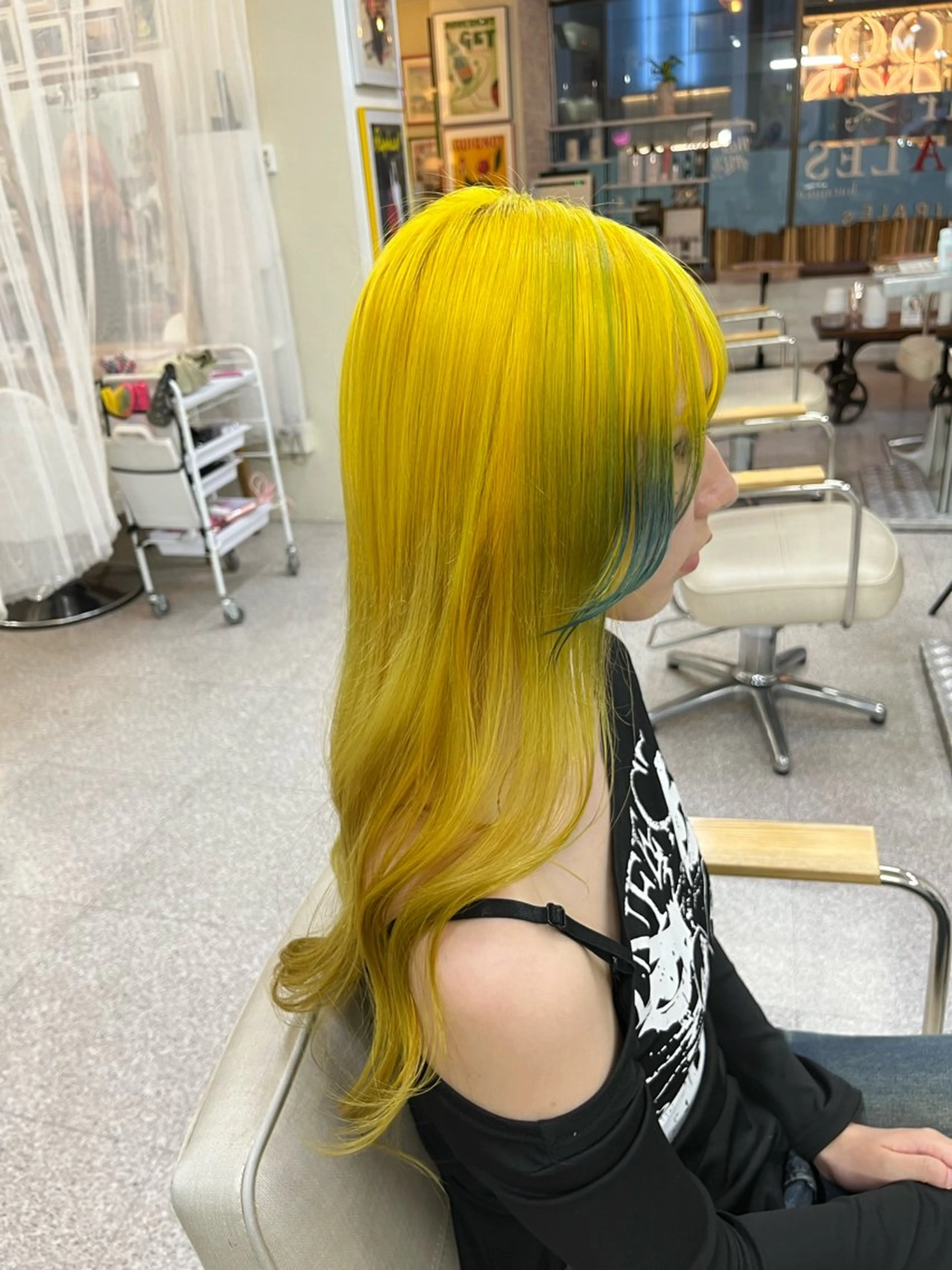 ロング カラー ブリーチ 抜きっぱなしブロンド デザインカラー ダブルカラー ハイトーンカラー ヘアカラー エクステ ハイトーン 💭黒崎ハルカのヘアスタイル