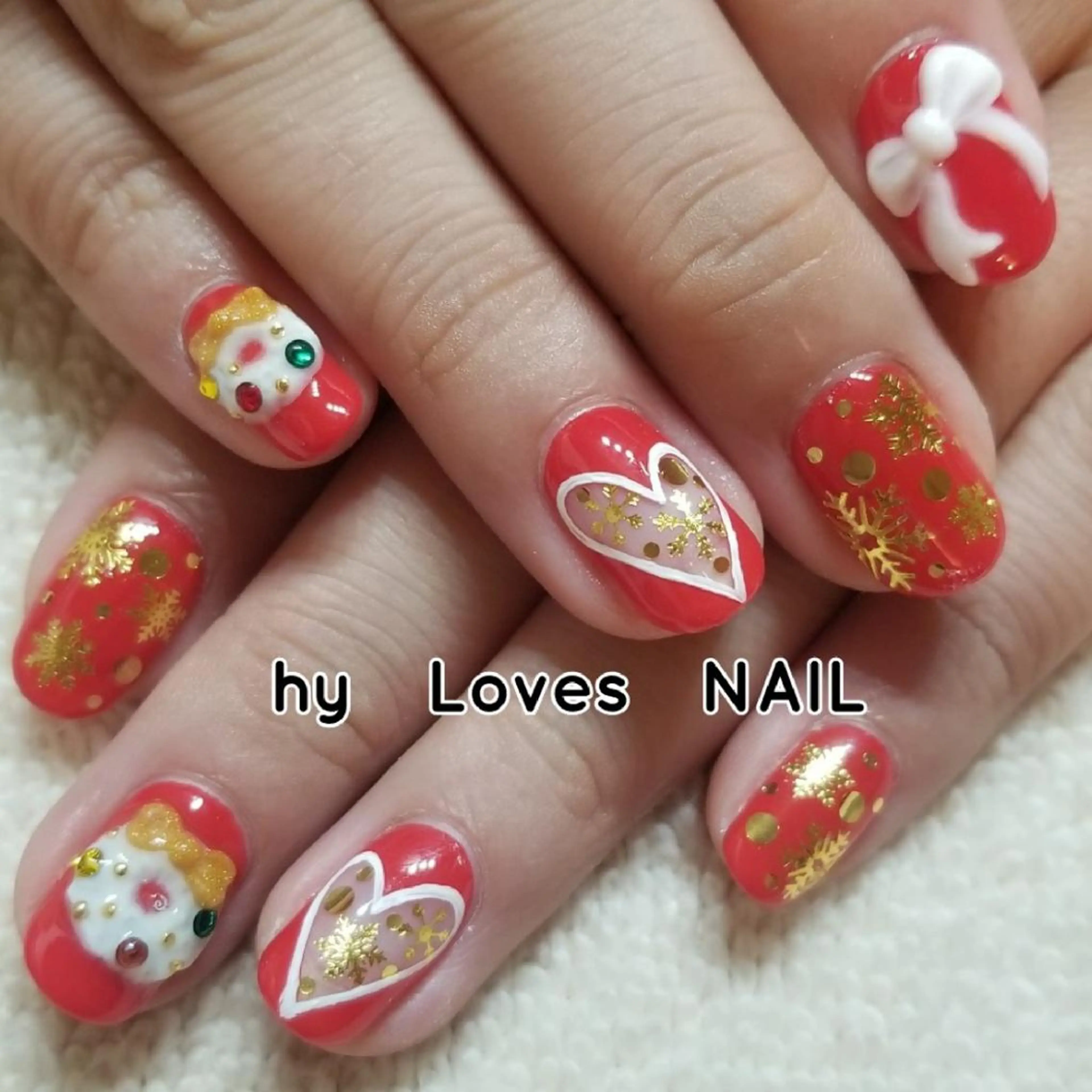 ネイル ゴールド 赤色 ストーンネイル ホワイト 冬ネイル ハンドネイル よしだ ひろきのネイルデザイン