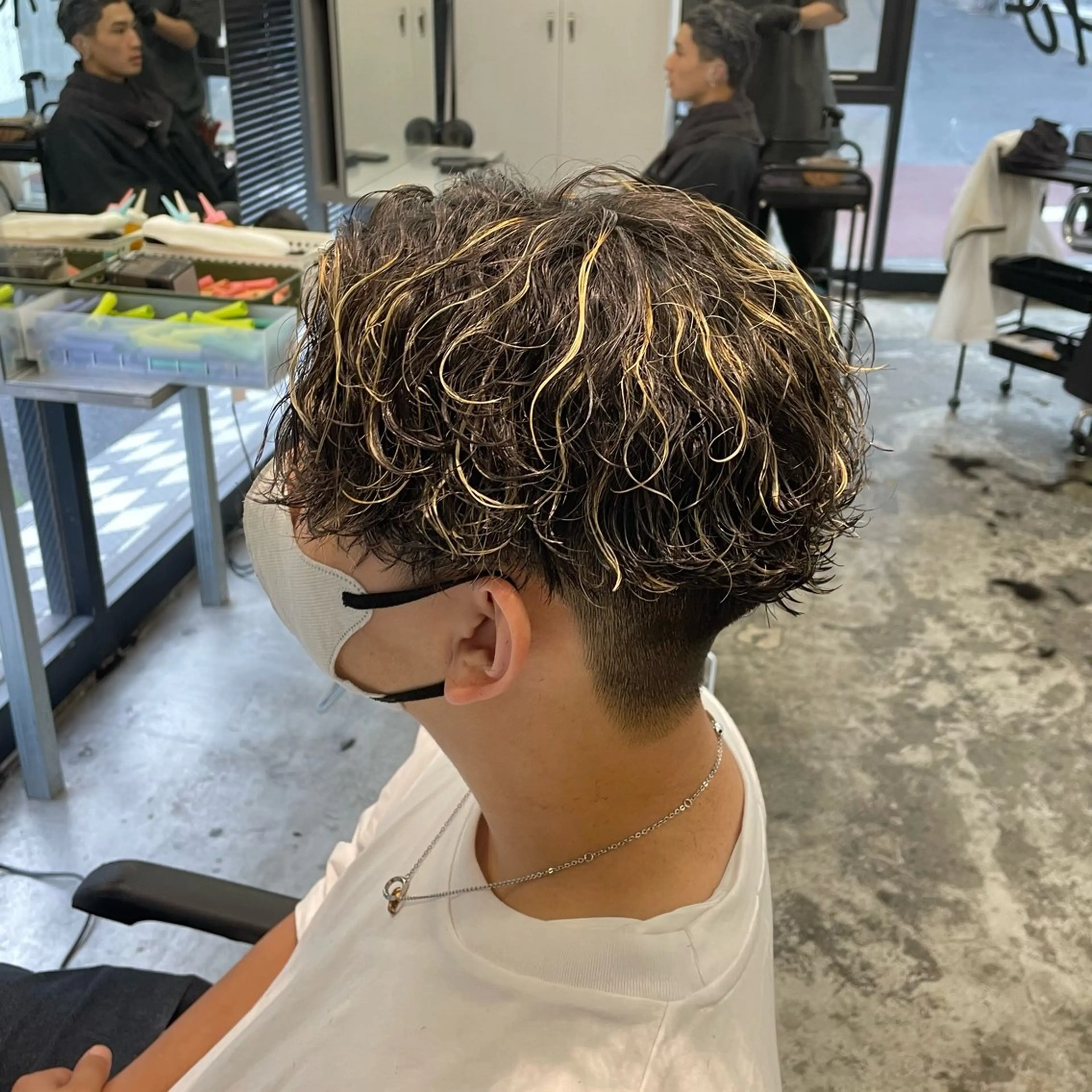 ショート カラー パーマ メンズ センターパート メンズハイライト 波巻きパーマ ハイライトカラー ハイライト カット ヘアカラー パーマ メンズ特化美容師/ 藤戸 椋のヘアスタイル