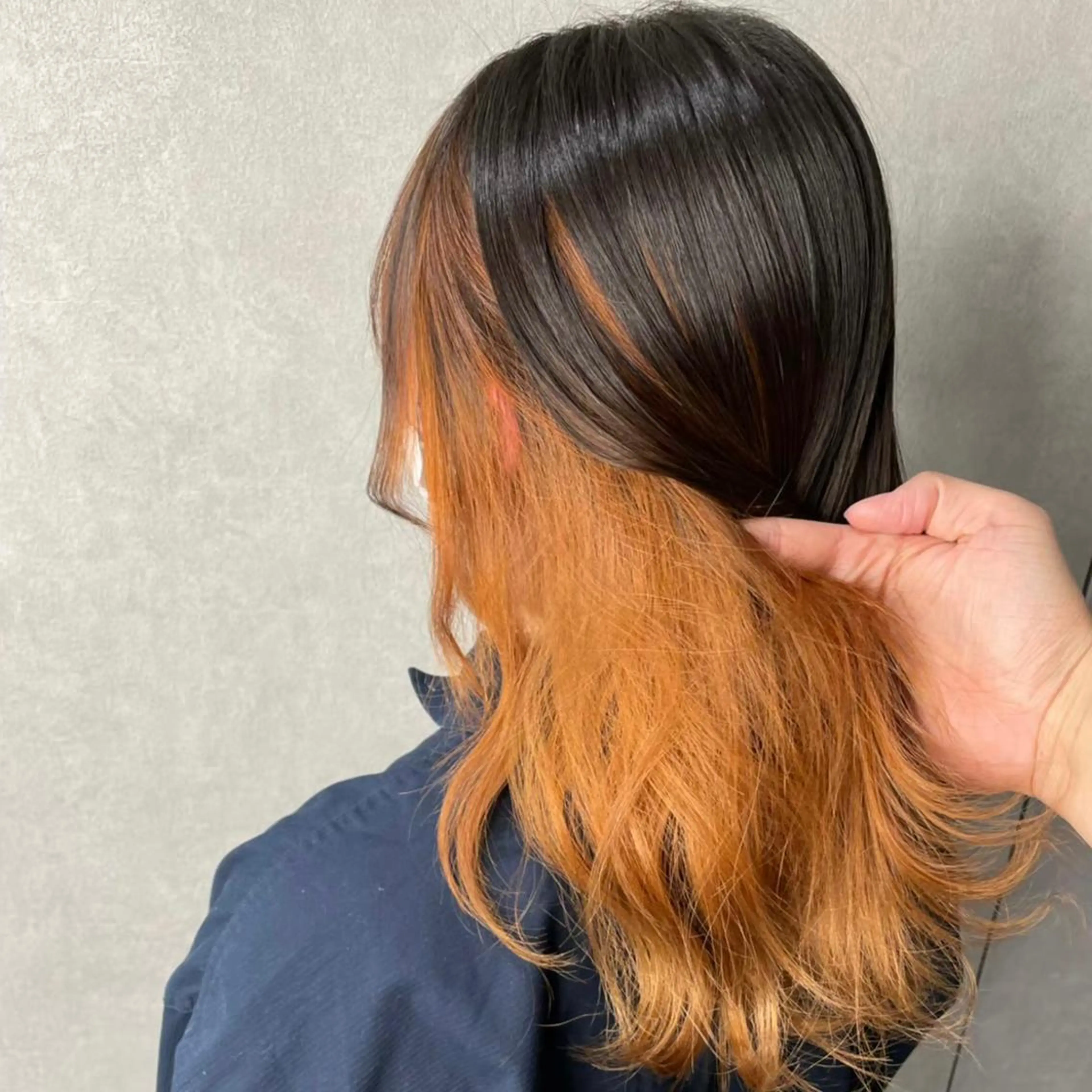 セミロング カラー インナーカラー オレンジ mona/ ストレートスタイル✨のヘアスタイル