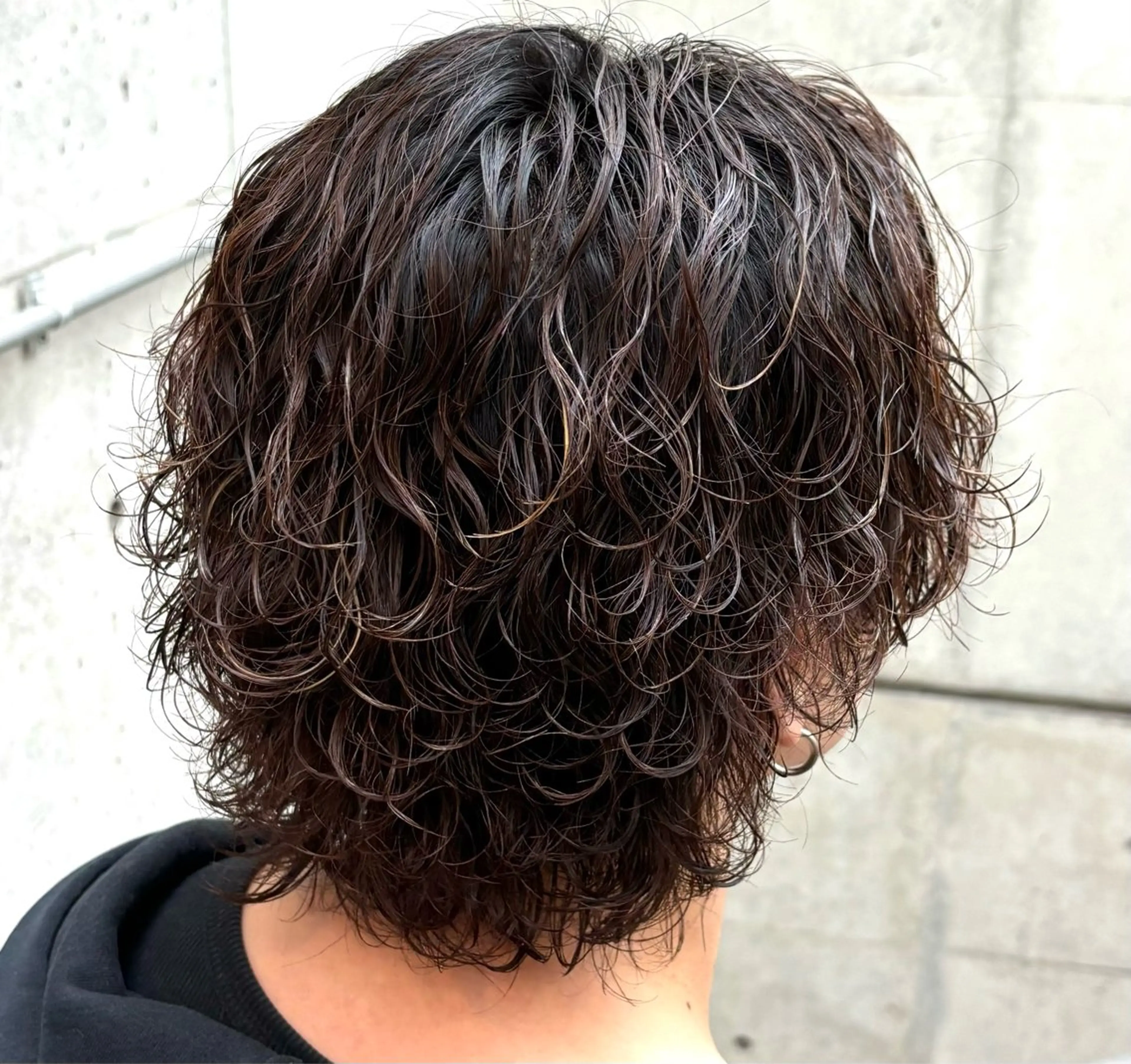 ミディアム パーマ メンズ era2d所属・マコト/心斎橋 メンズ専門店のヘアスタイル