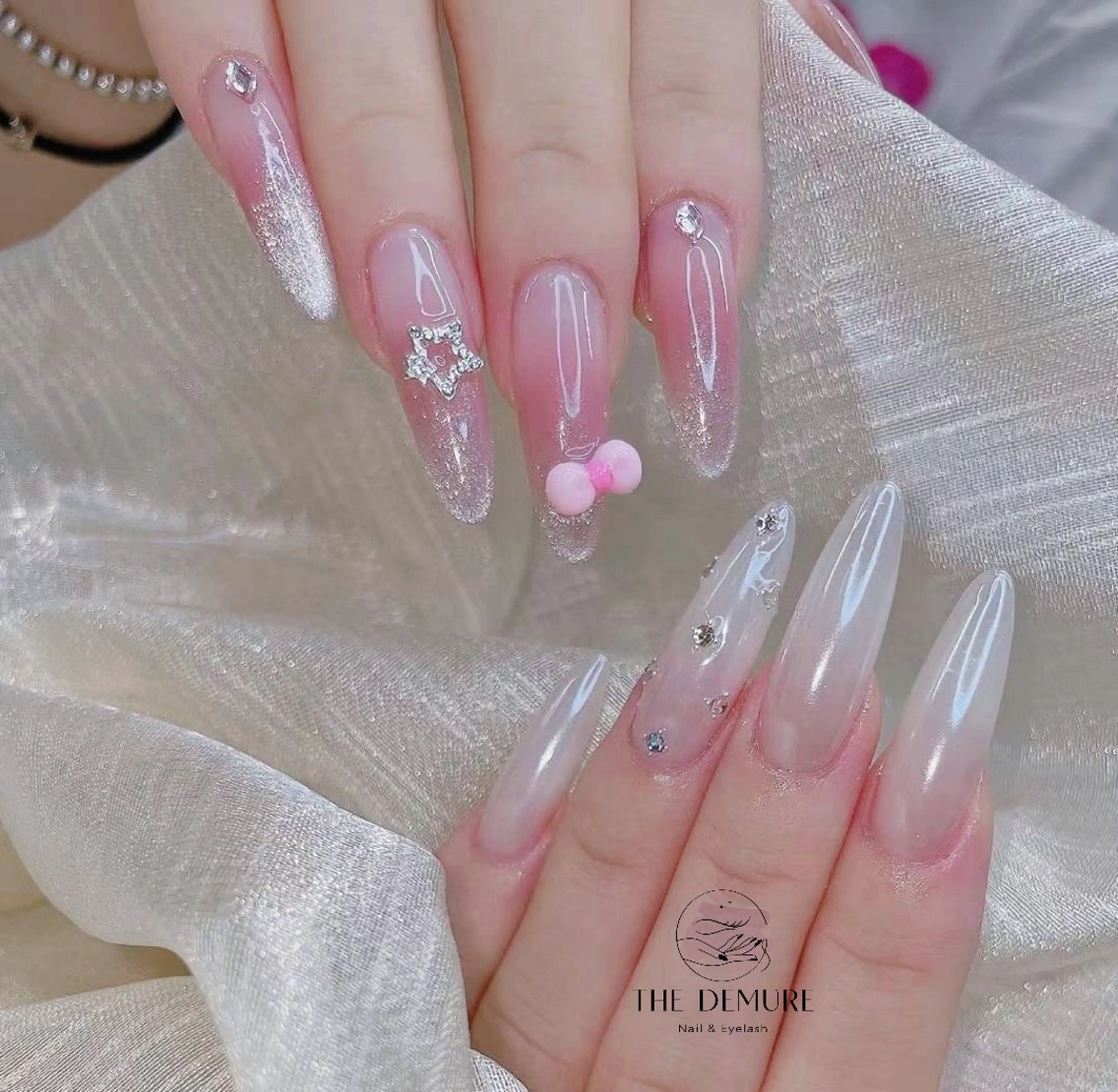 ネイル アートネイル キラキラネイル 韓国ネイル 水色 ロングネイル ハンドネイル ハンドケア NailDemure 【銀座店】のネイルデザイン