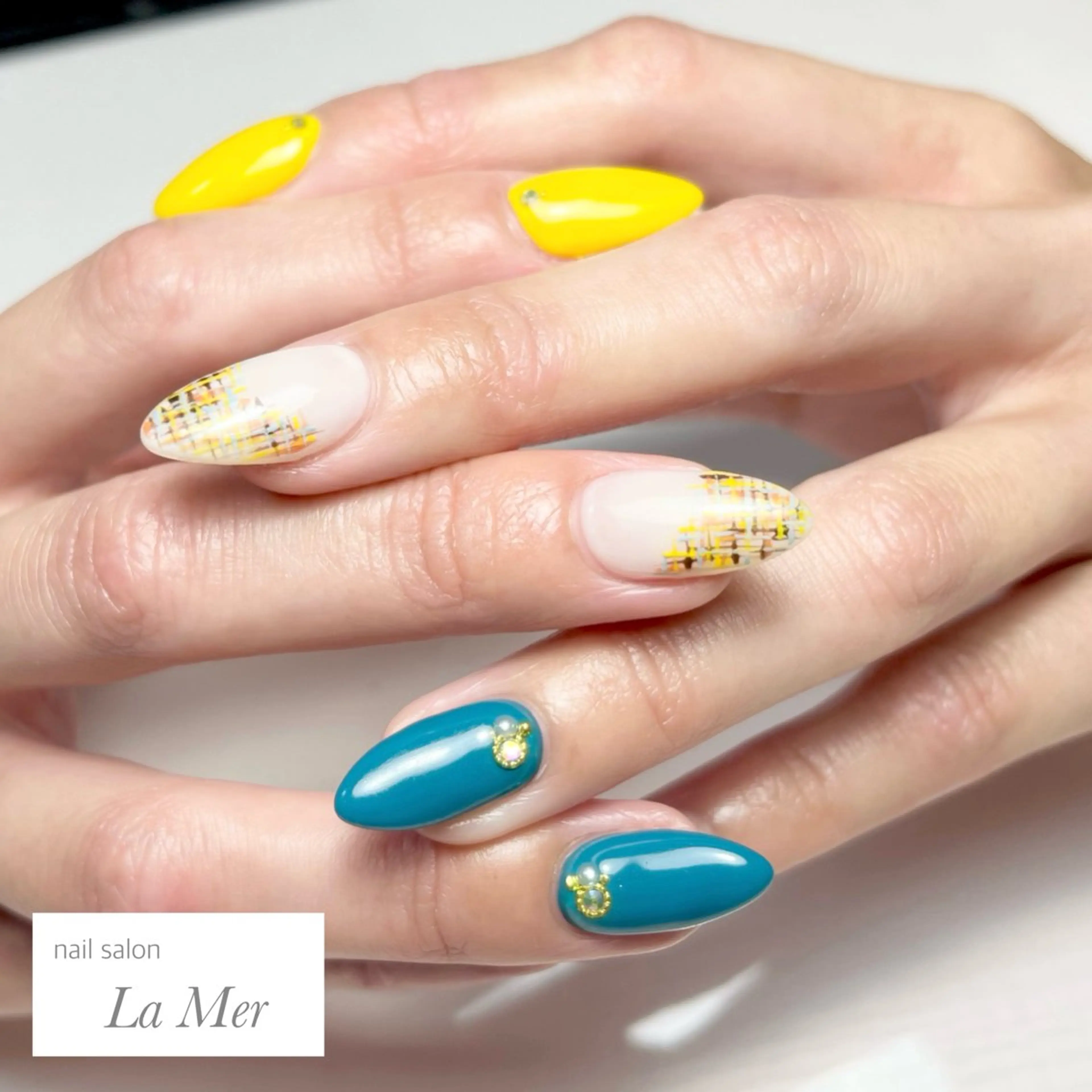 ネイル ブルー カジュアル ロングネイル ツイードネイル 黄色 ハンドネイル nailsalon La Merのネイルデザイン