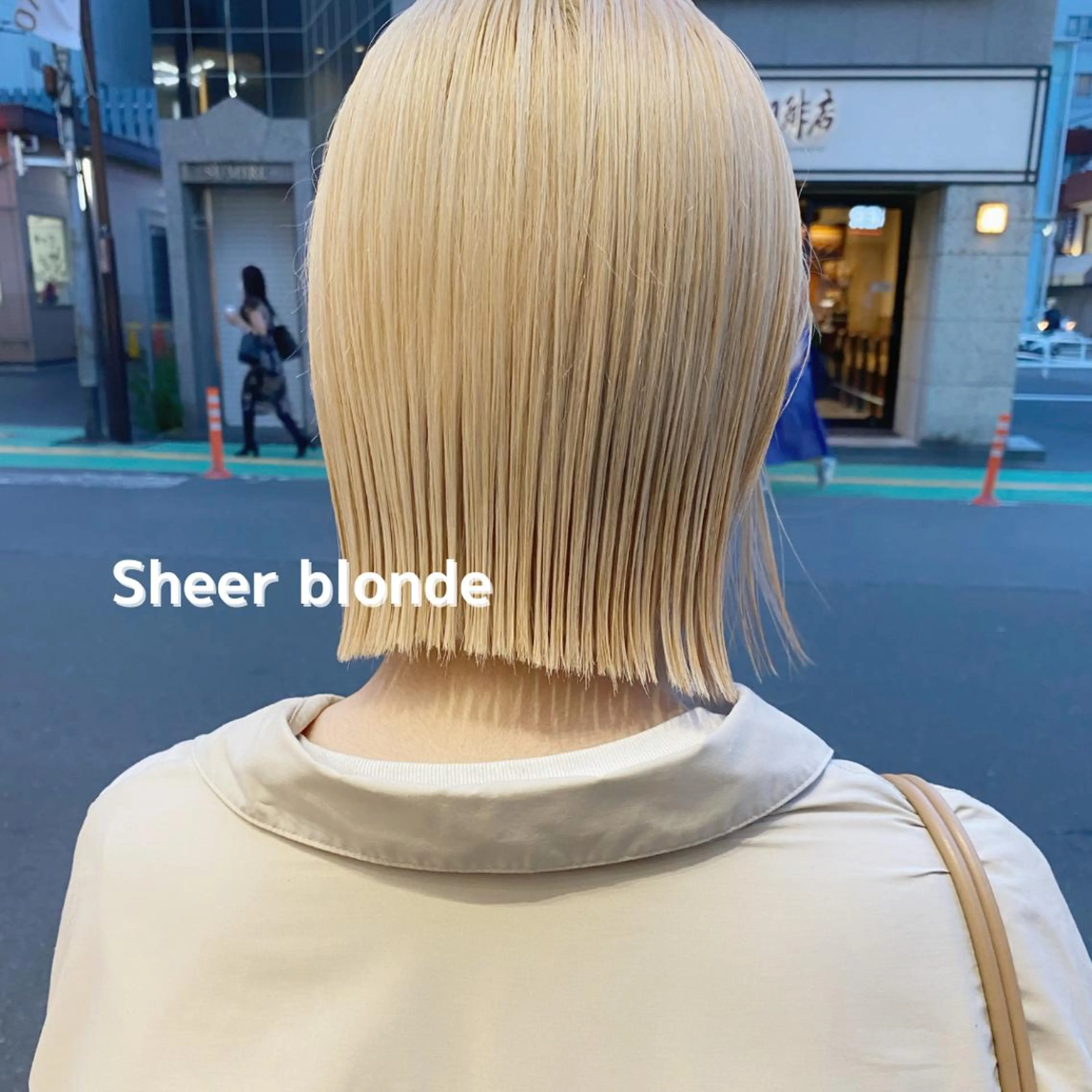 ショート カラー 抜きっぱなしブロンド ブロンド レイヤー/ベージュ カラー/ハシモトのヘアスタイル