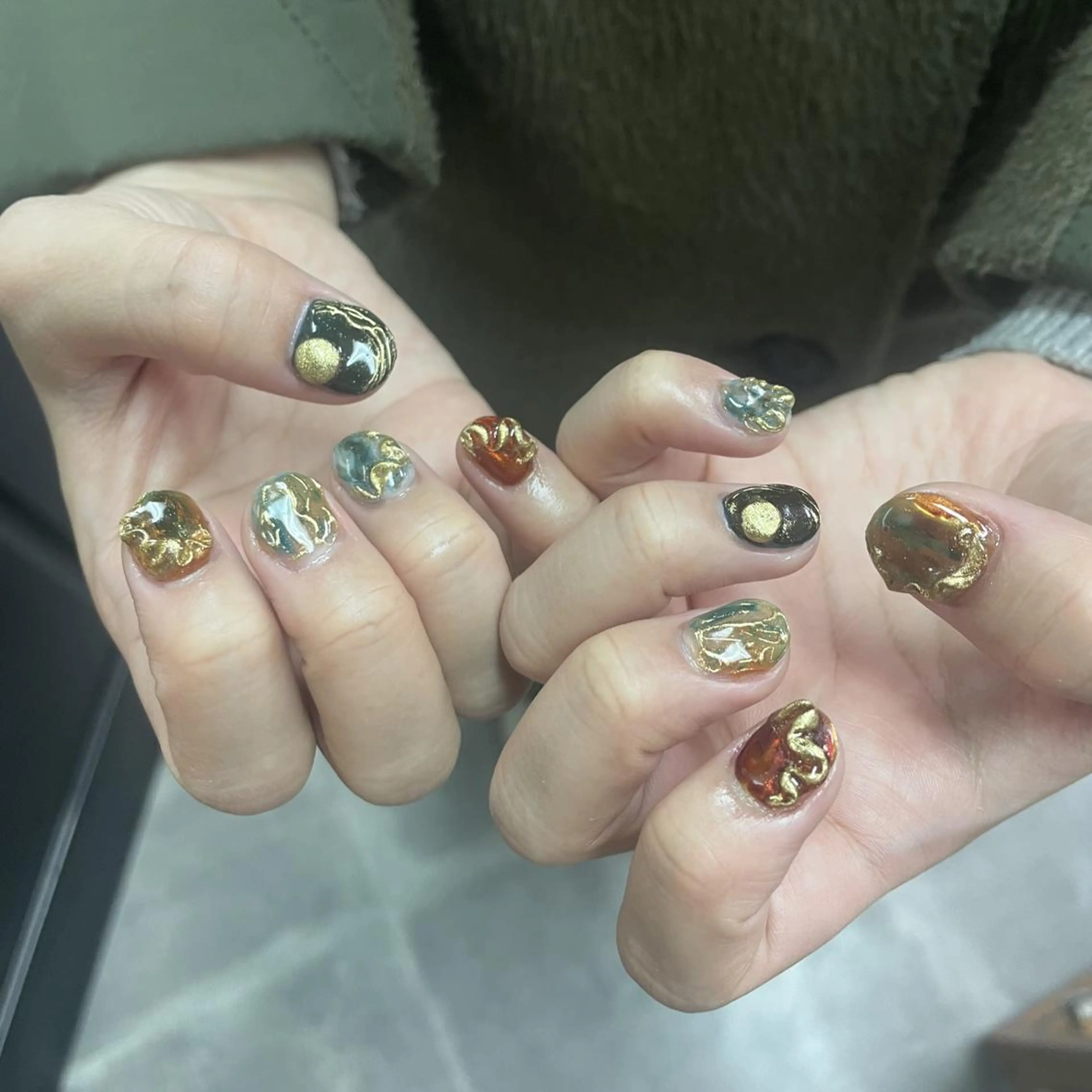 ネイル アートネイル べっ甲ネイル ジェルネイル グリーン キラキラネイル nailstudio eviz新宿店のネイルデザイン