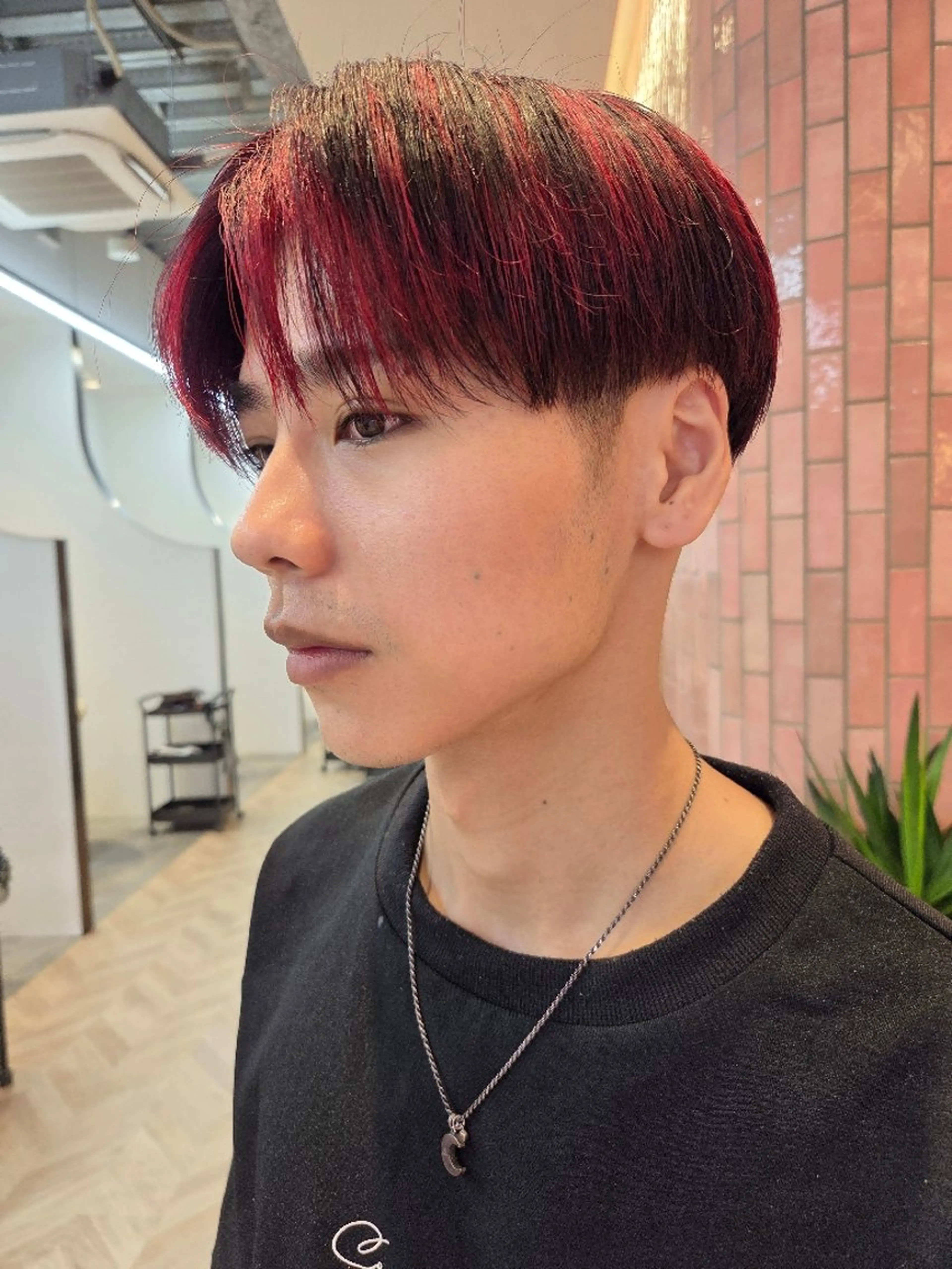 メンズ カラー センターパート マッシュ デザインカラー メンズ ヘアメイク  ハイトーン キャロのヘアスタイル