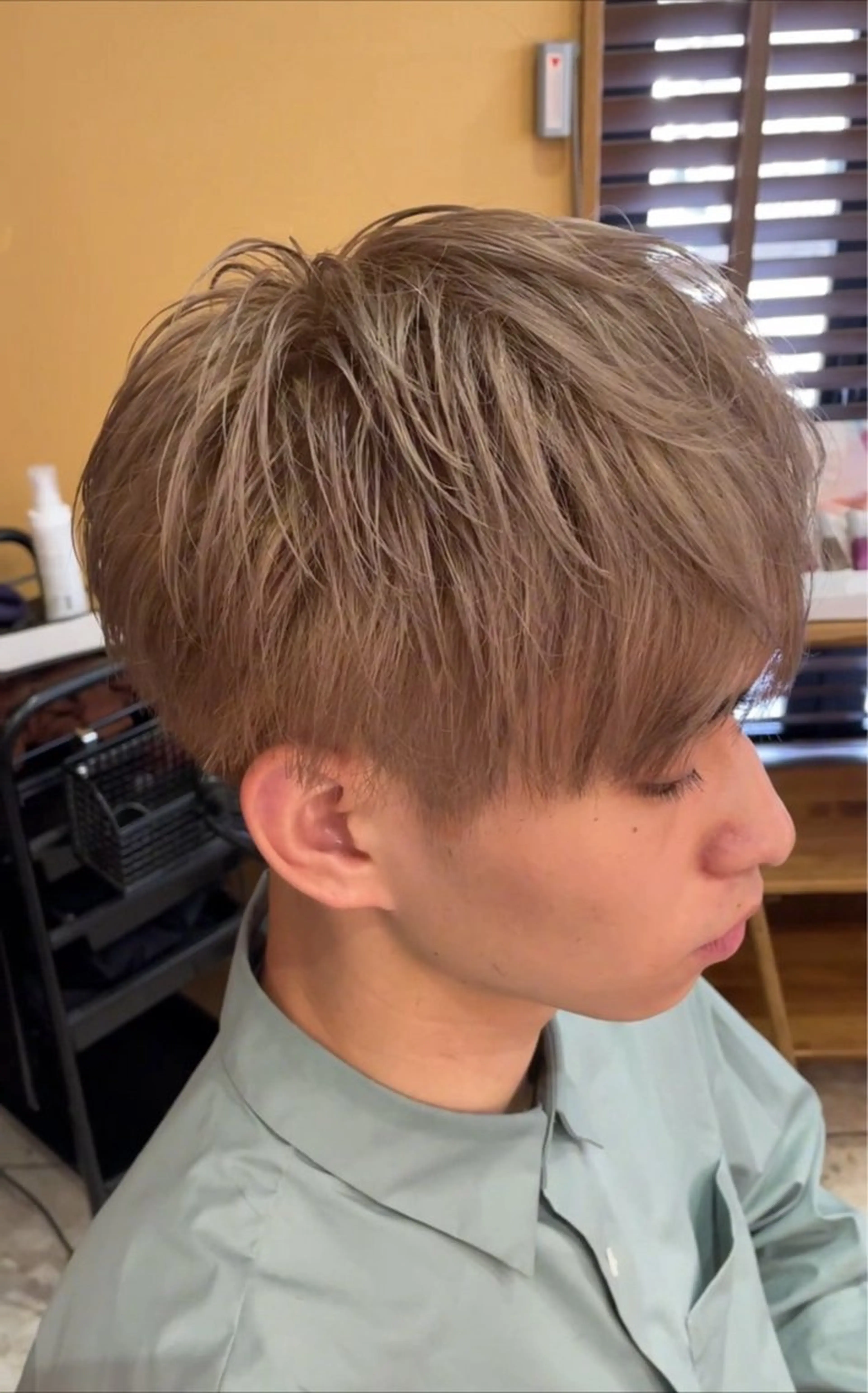 カラー メンズ メンズハイトーン ベージュカラー ハイトーンカラー ミルクティーベージュ ヘアカラー 飯泉/メンズカラー ツイスパ/メッシュのヘアスタイル