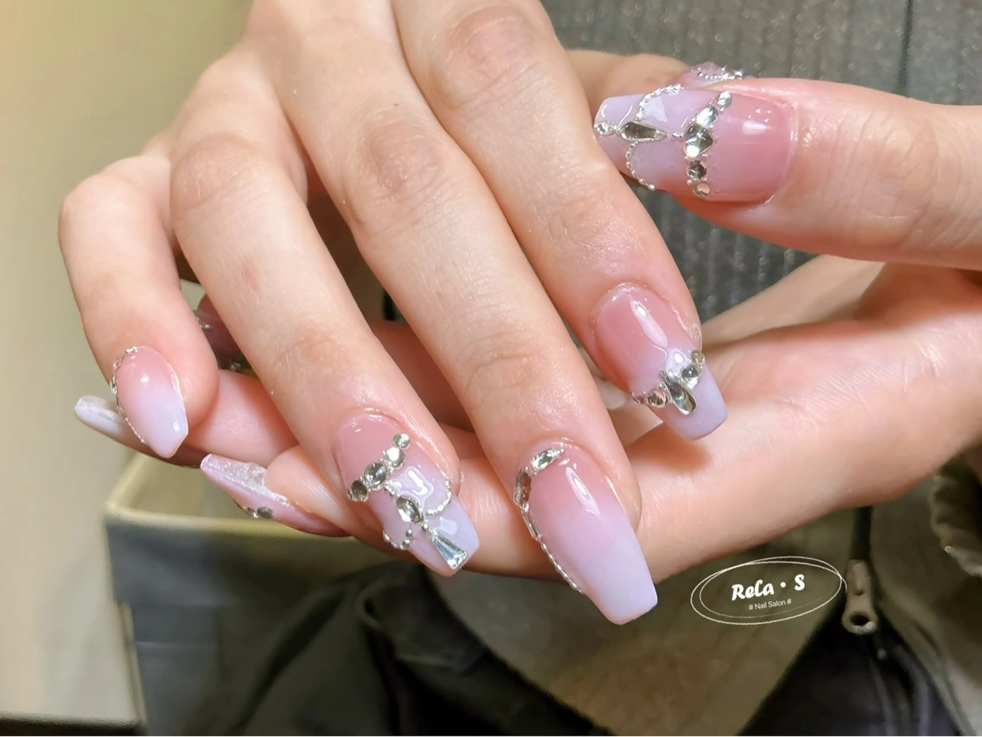 ネイル オーロラネイル 長さ出し フレンチネイル ジェルネイル ガラスフレンチ ハンドネイル Rela・S NAILのネイルデザイン