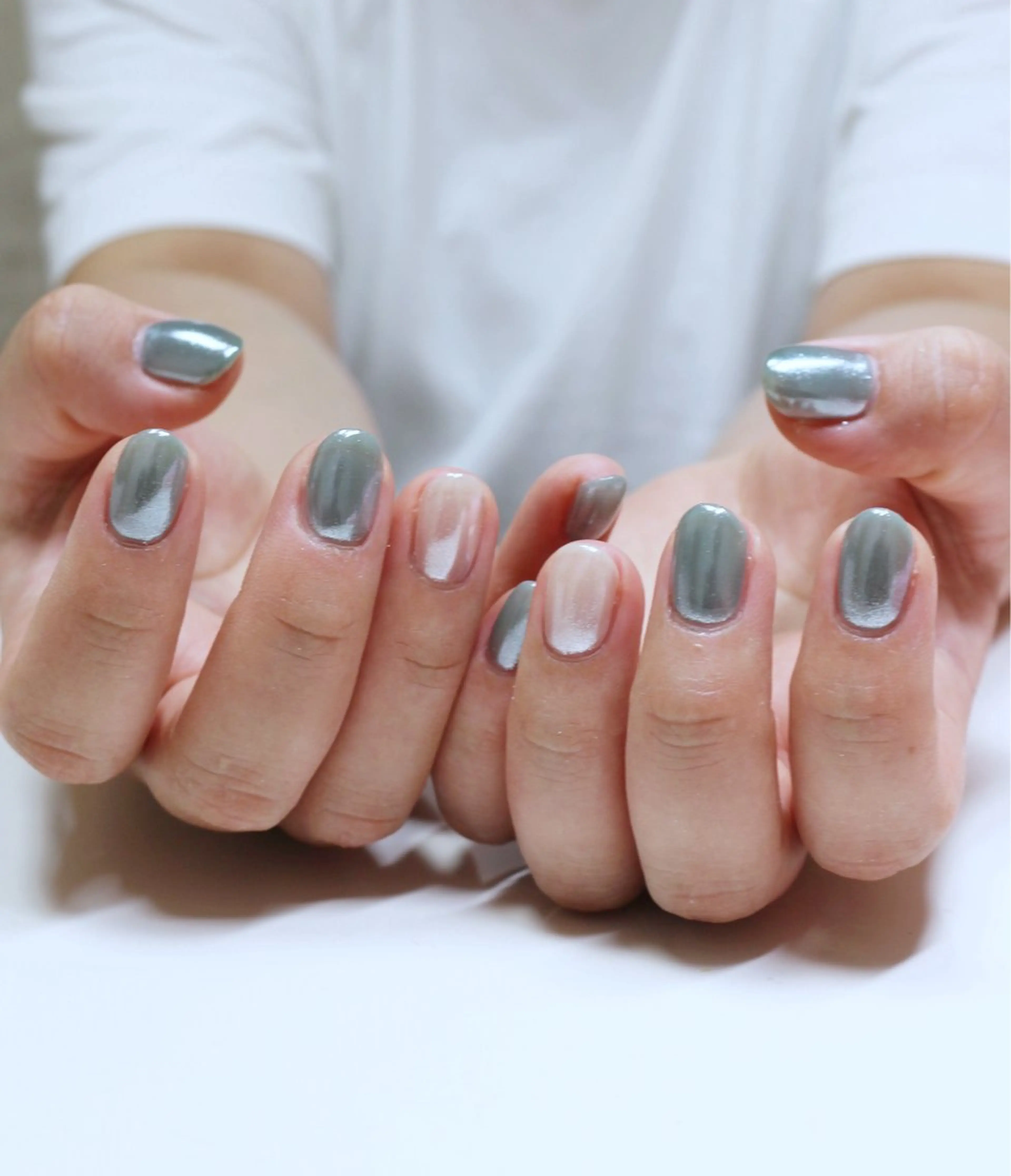ネイル ブルー ミラーネイル ニュアンスネイル 夏ネイル ワンホンネイル ハンドネイル Baku Nailsのネイルデザイン