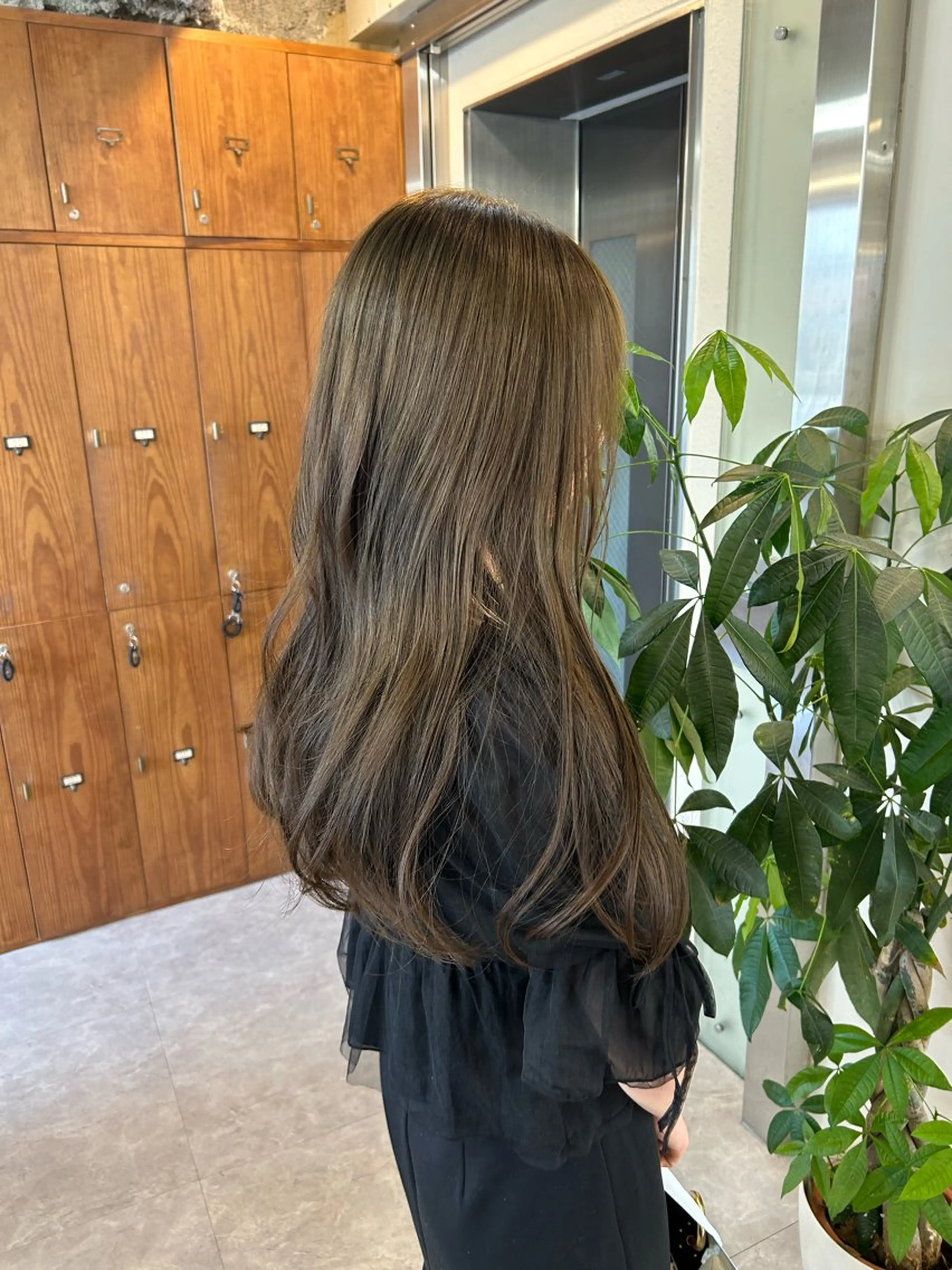 セミロング カラー カット ヘアカラー トリートメント ヤスザトアヤノ ／レイヤー／オリーブのヘアスタイル