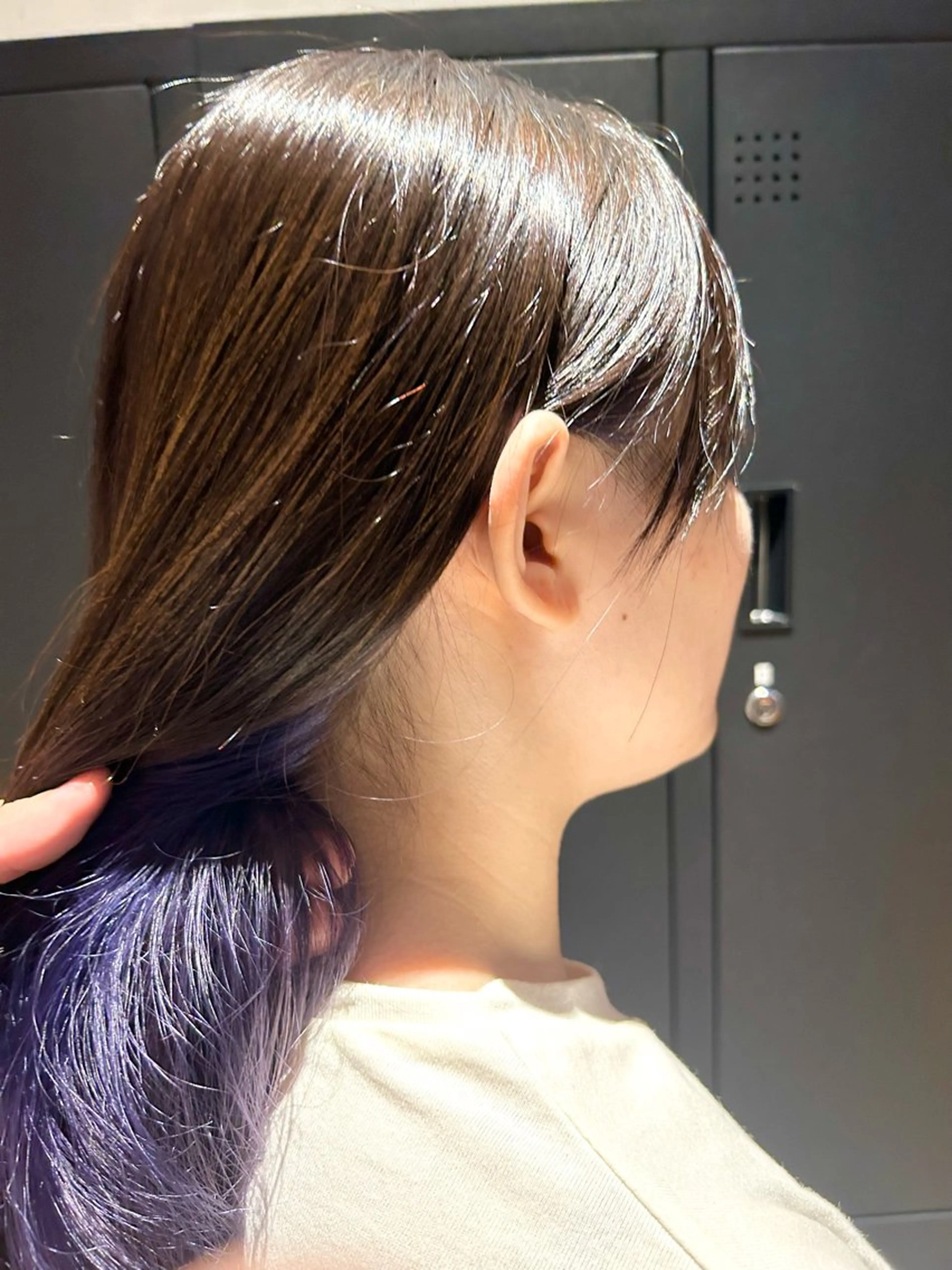 セミロング カラー インナーカラー バイオレットカラー ヘアカラー インナーカラー 🌍櫻井海星のヘアスタイル