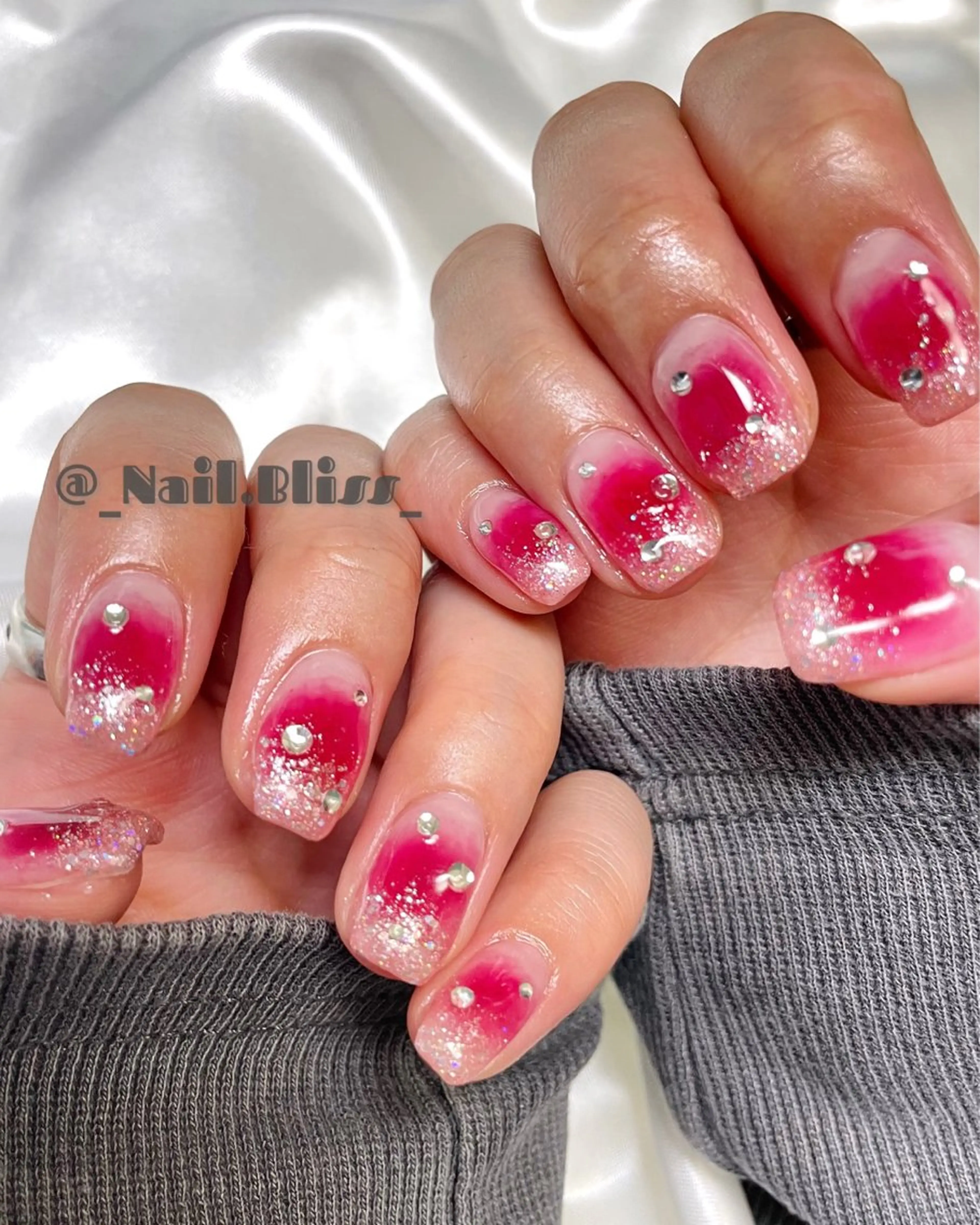 ネイル チークネイル キラキラネイル ラメ(グリッター) ラメグラデーション ハンドネイル NAIL BLISSのネイルデザイン