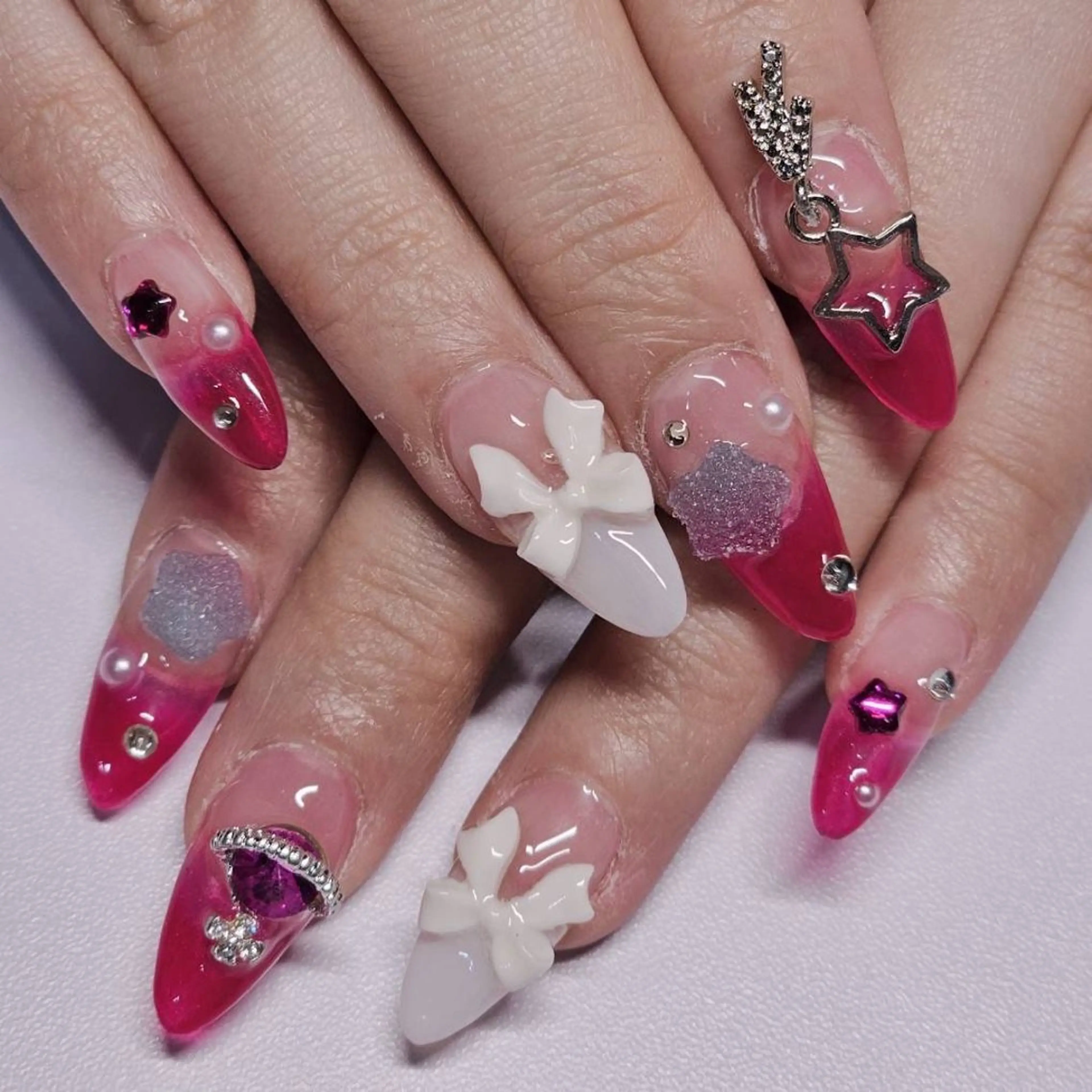 ネイル グラデーション キラキラネイル 赤色 リボン ホワイト ハンドネイル よしだ ひろきのネイルデザイン