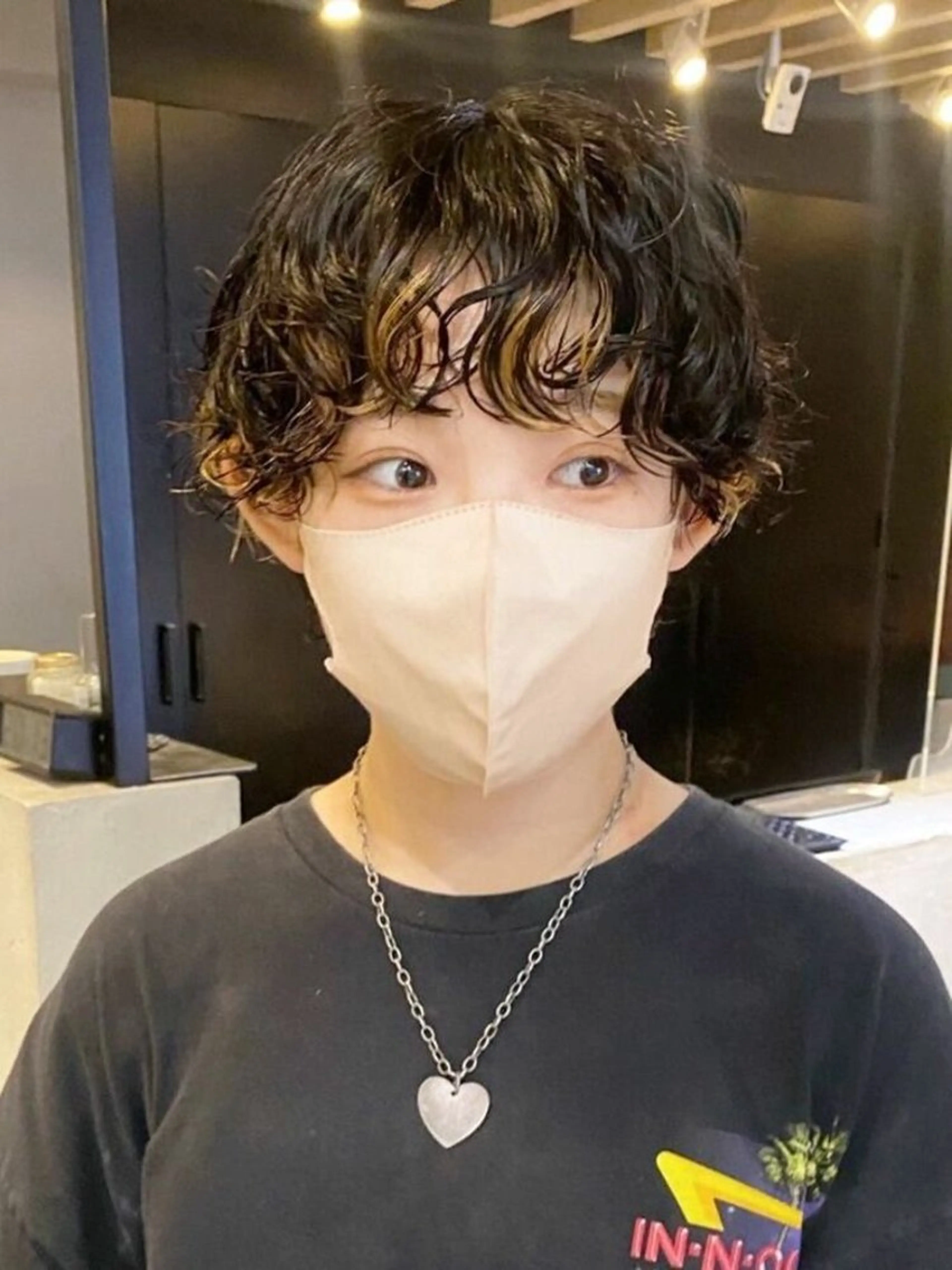 ショート パーマ 曲がる縮毛矯正 センターパートのヘアスタイル