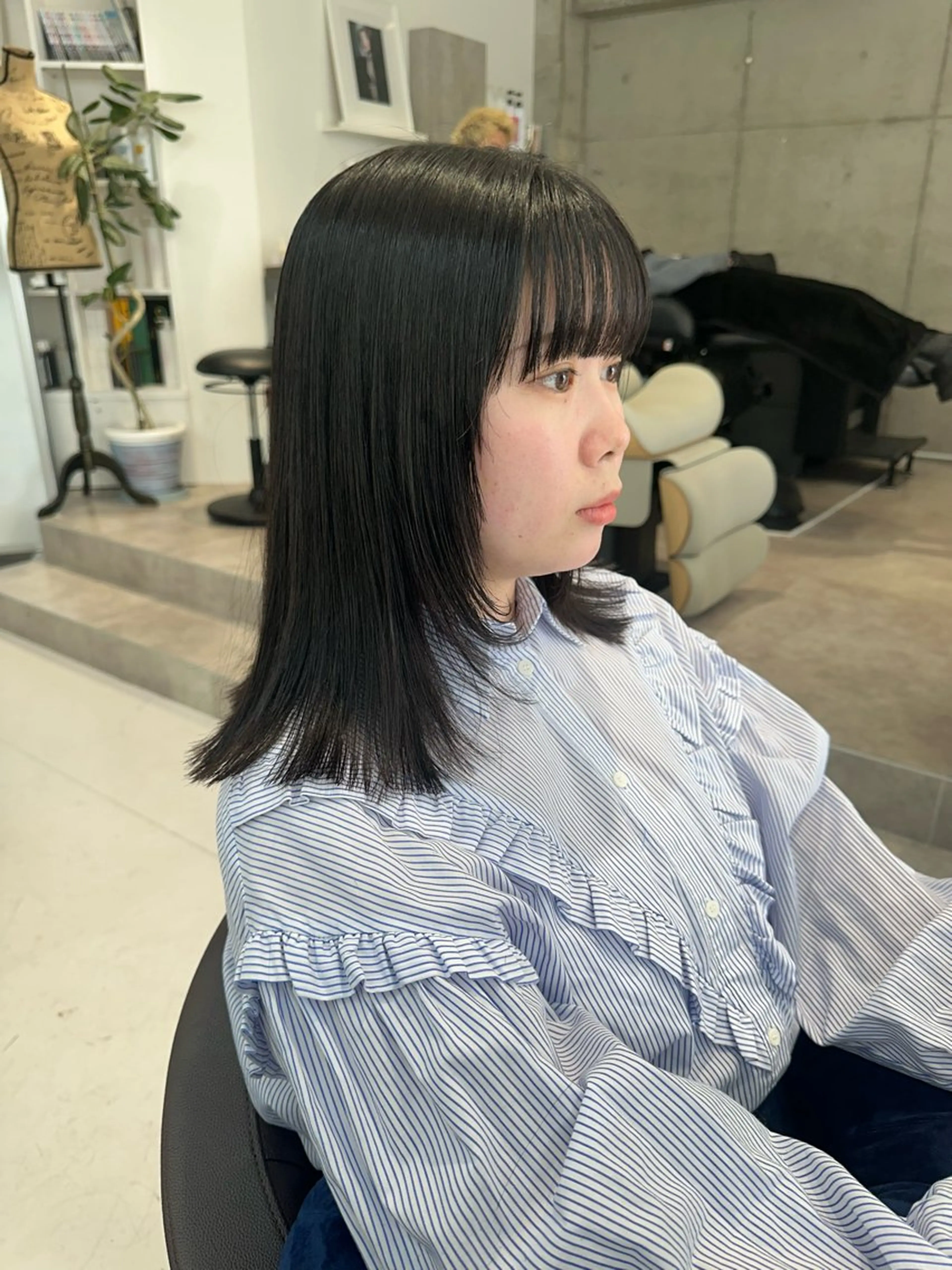 セミロング 顔周りカット レイヤーカット 外ハネヘア 山崎結菜 🫧透明感カラーのヘアスタイル
