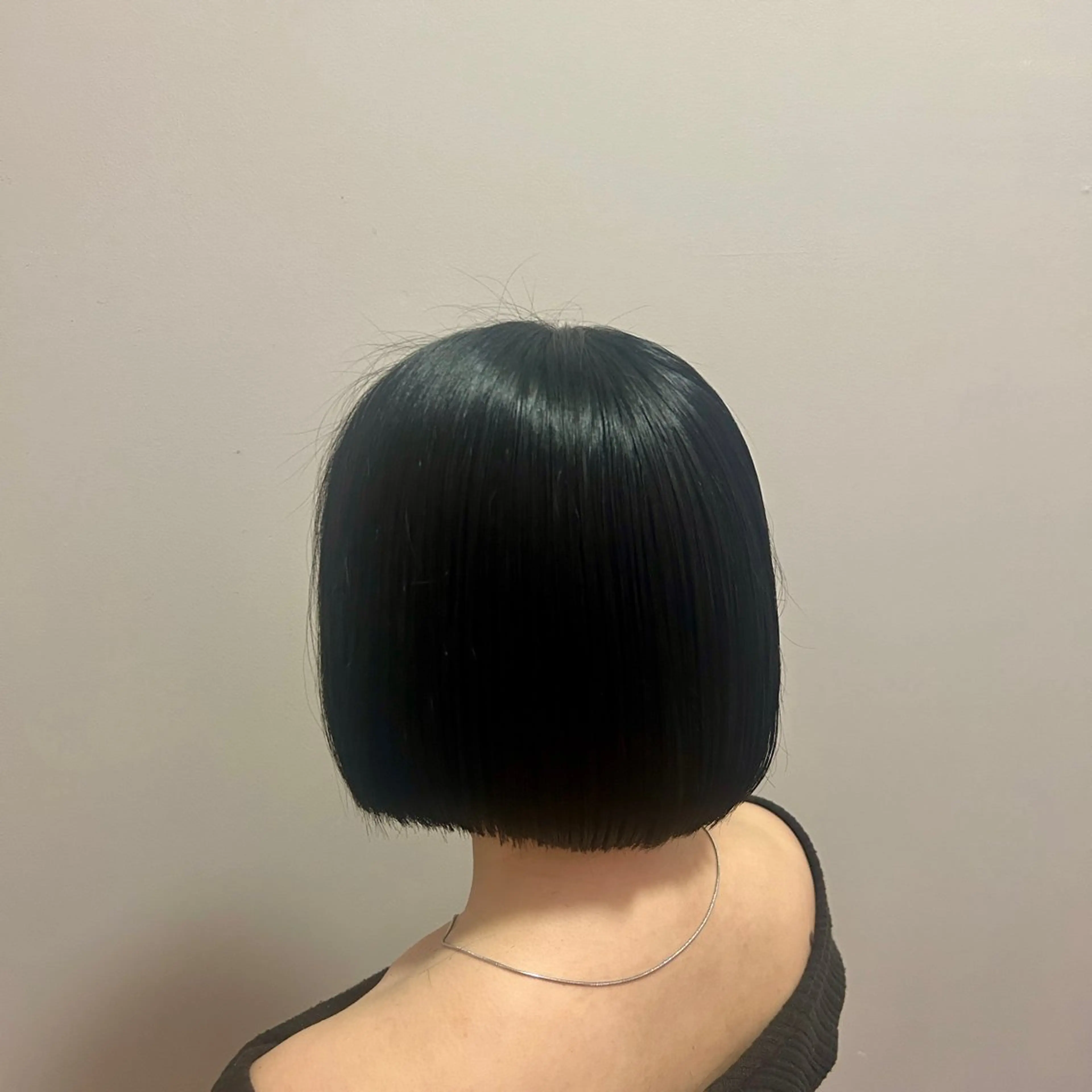 ショート カラー 黒髪 ブルーカラー ブルーブラック 岡本 妃麗のヘアスタイル