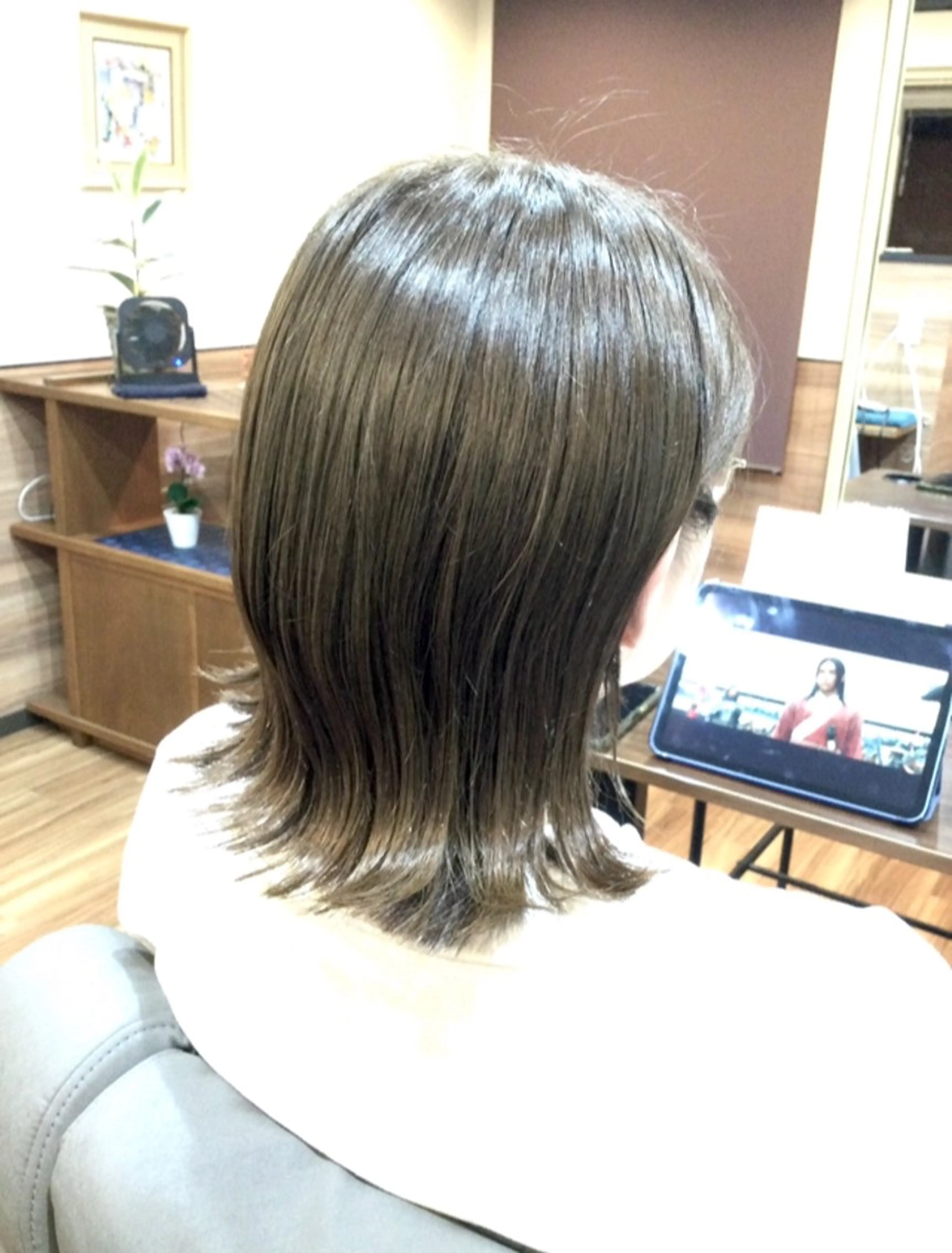 ミディアム カラー グレージュ くびれヘア カット ヘアカラー トリートメント Annon プライベートサロンのヘアスタイル