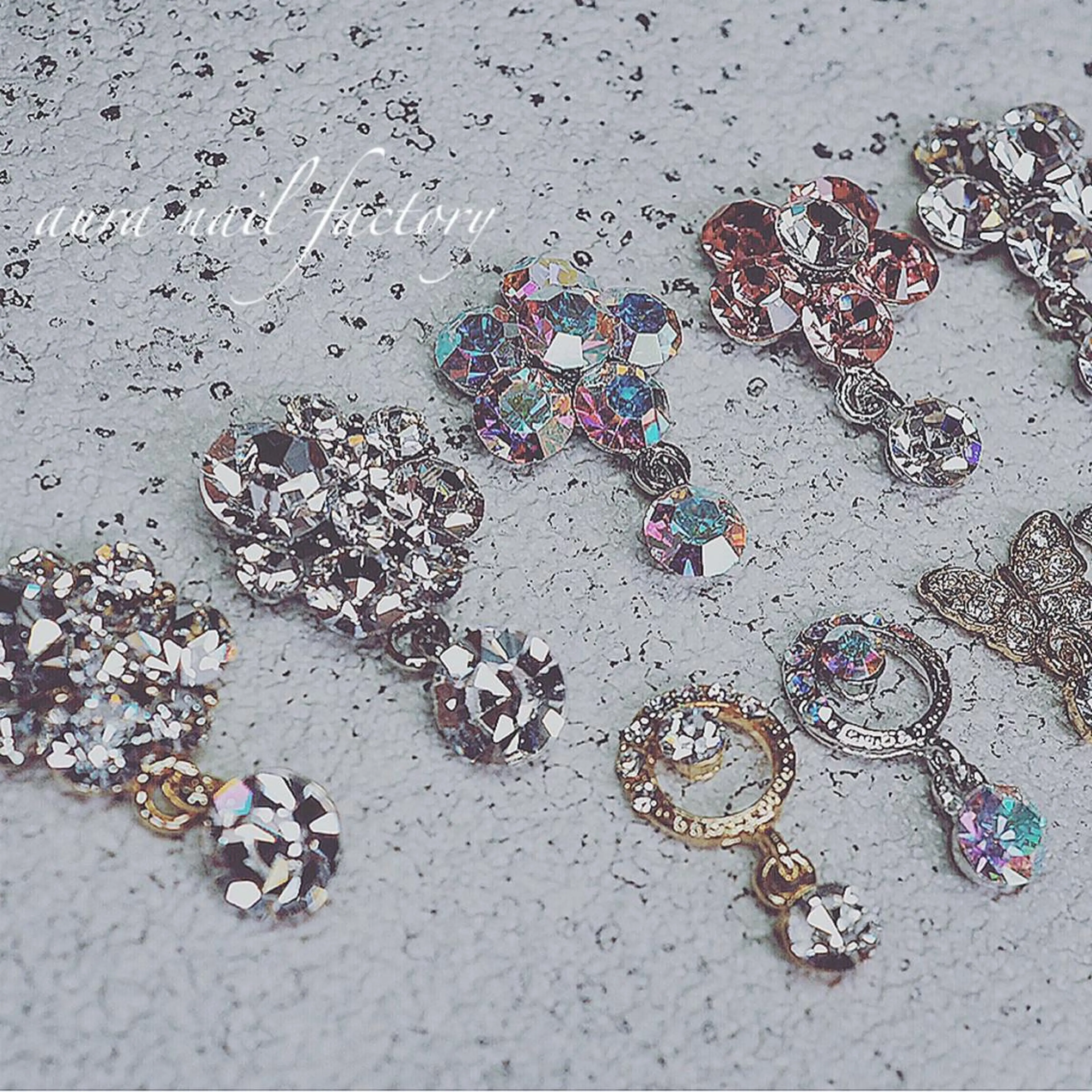 カラー ネイル 成人式 キラキラネイル ニュアンスネイル 赤色 冬ネイル 赤羽　アウラ ネイルファクトリーのネイルデザイン