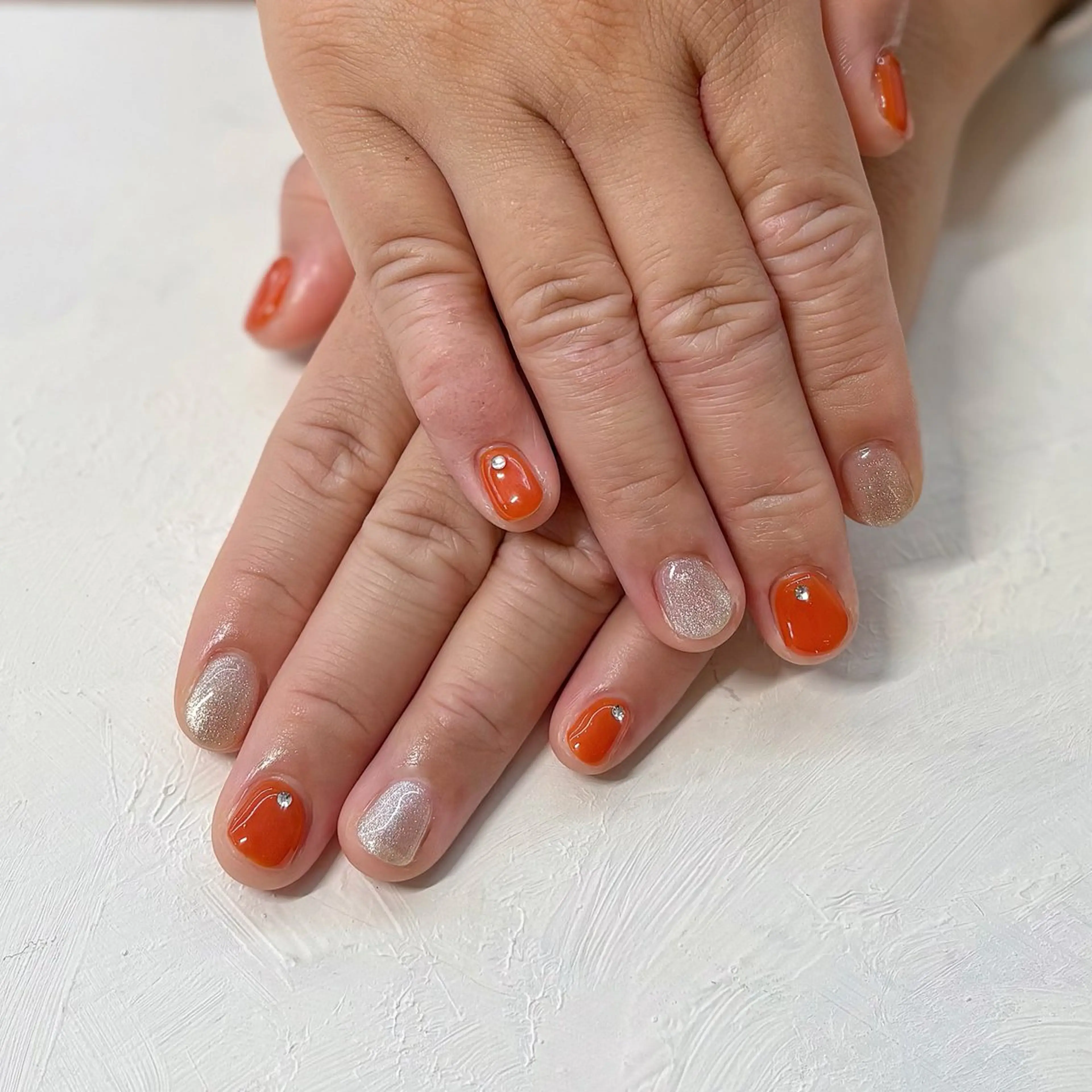 （オフなし）ワンカラーとマグネットのネイル（ラインストーン付）の写真