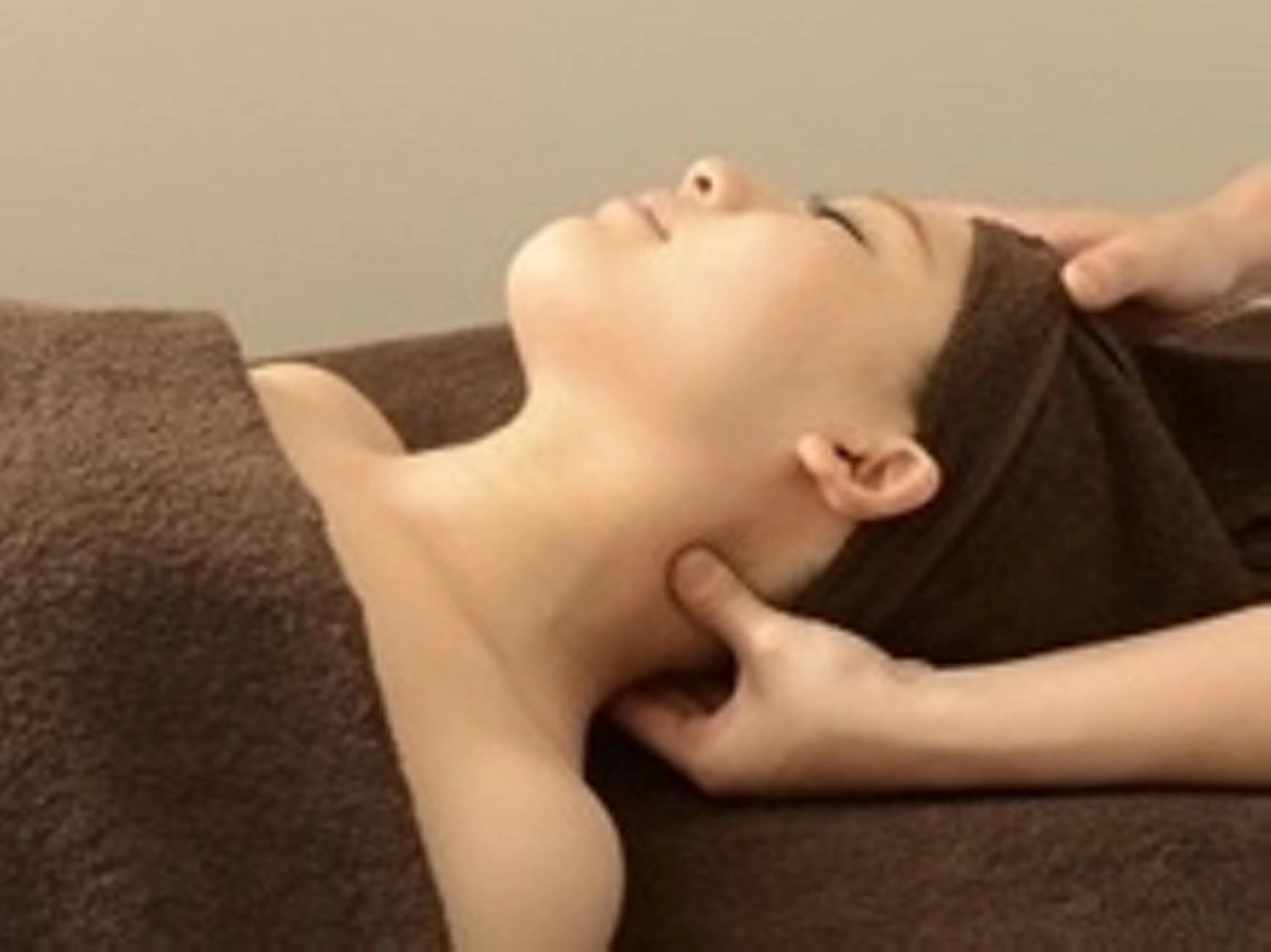 ナリス化粧品のコース（小顔コルギ+首肩デコルテ+ パック60分6000円の写真