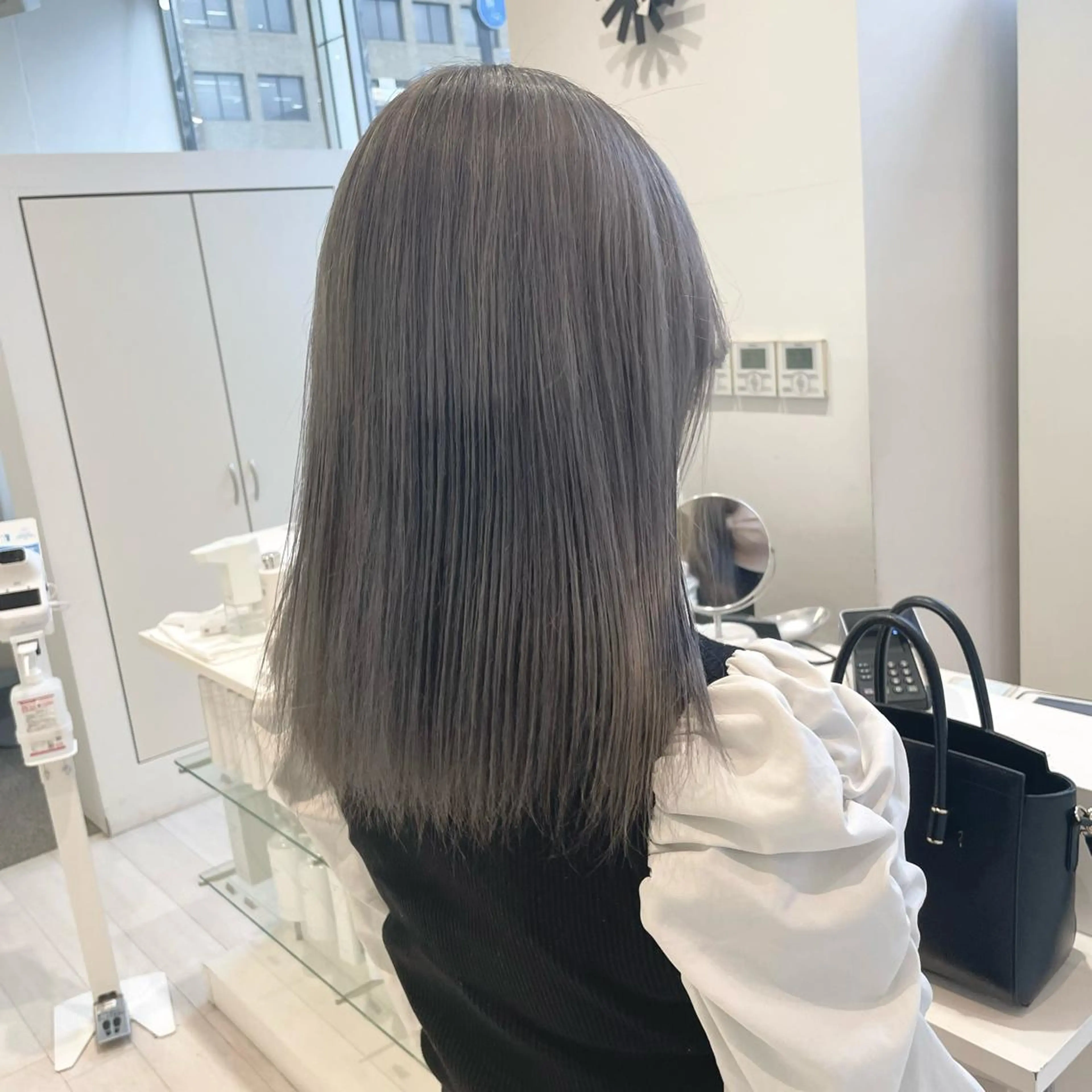 セミロング カラー ヘアアレンジ ベージュカラー ブリーチ ハイトーンカラー シルバー ホワイトベージュ GO TODAY  SHAiRE SALON岡山所属・Sana/ 耳ツボ/インナーのヘアスタイル