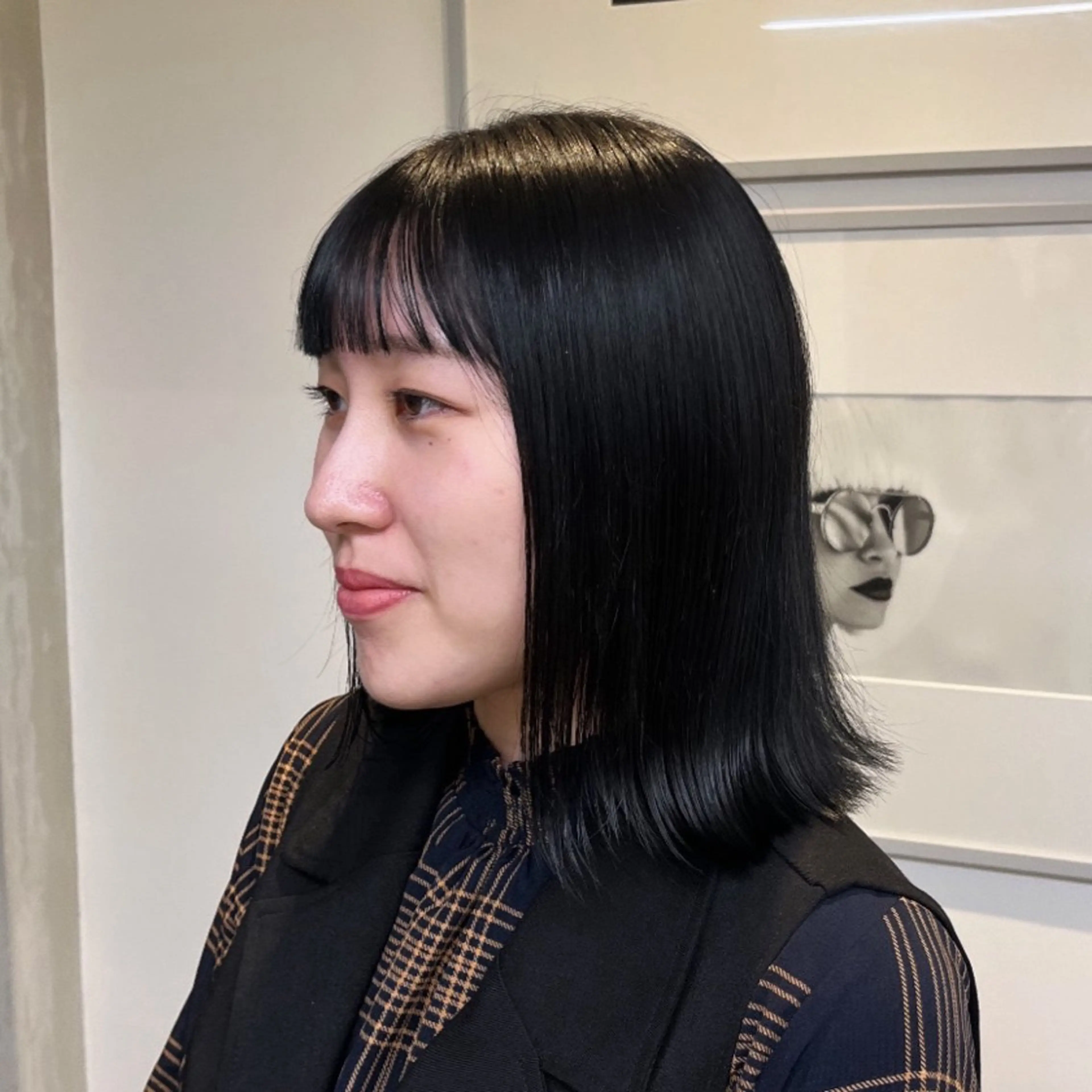 ミディアム カラー 切りっぱなしボブ 黒髪 ブルーカラー ブルーブラック 透明感カラー カジュアルを女っぽく 𝗮𝘆𝗮𝗰𝗼のヘアスタイル