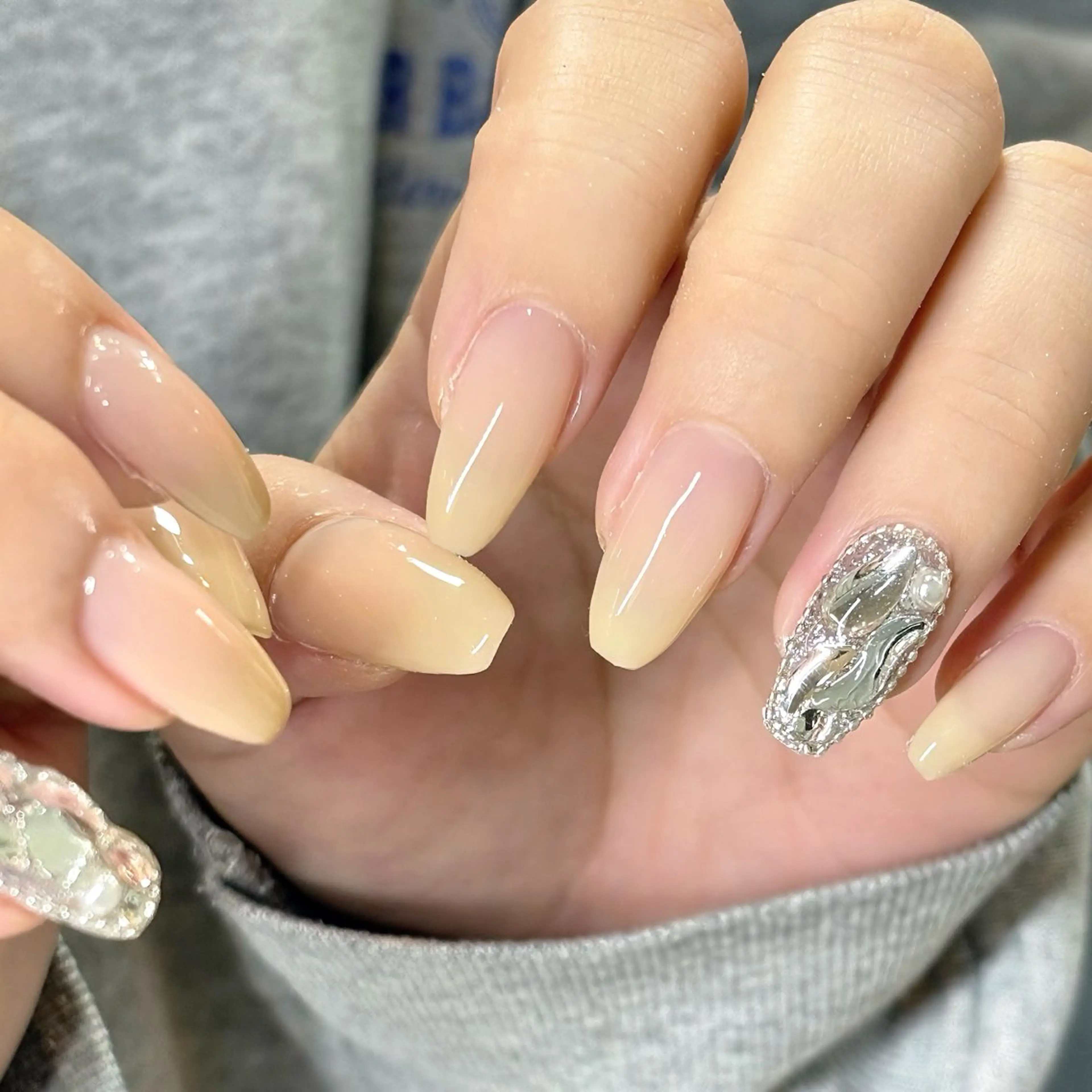 ネイル キラキラネイル ワンカラーネイル シルバー ハンドネイル ハンドケア 🎀NAIL🎀 AI🪄︎︎◝✩のネイルデザイン