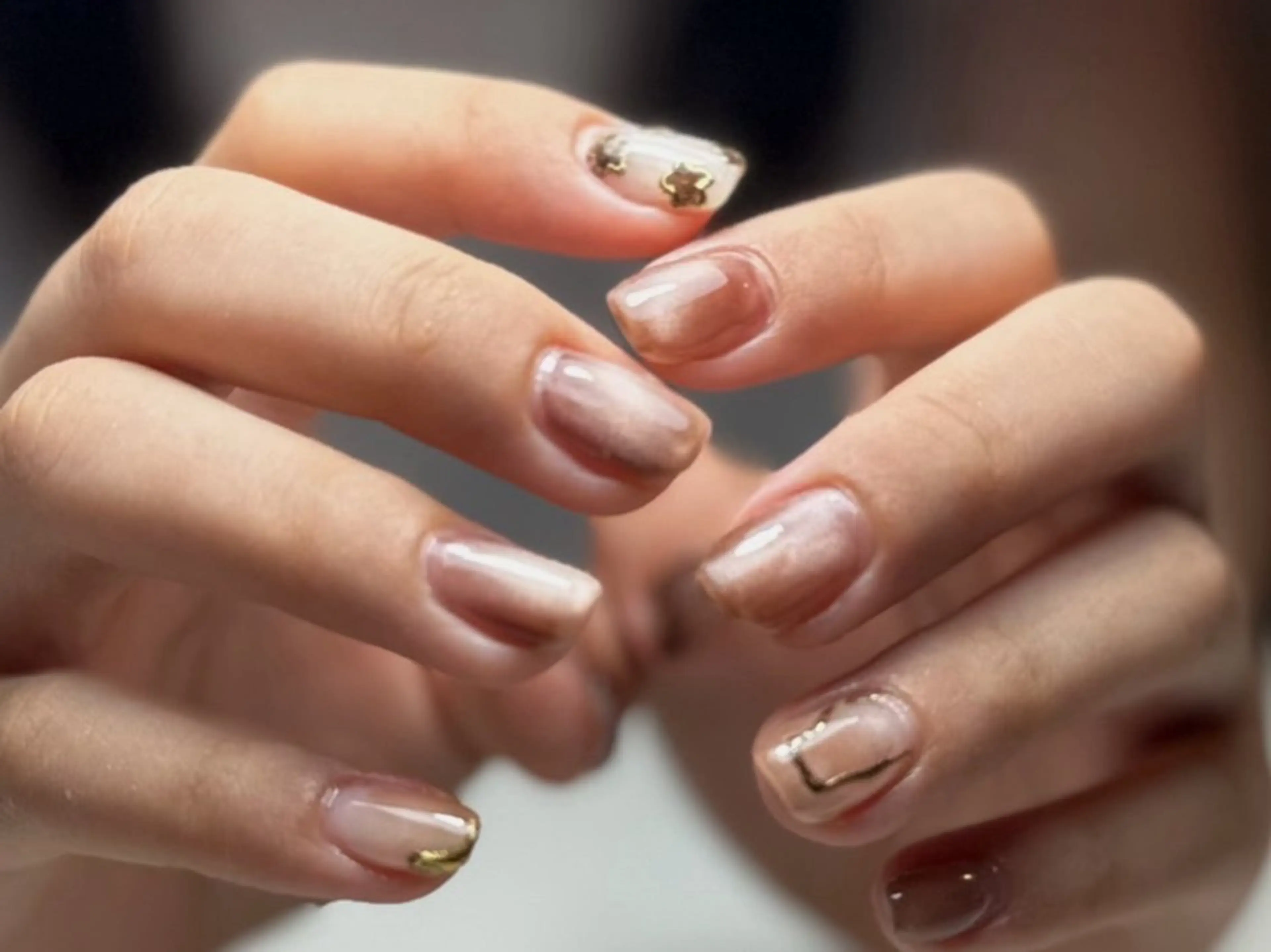 ネイル ブラウン マグネットネイル ニュアンスネイル 土屋 萌笑のネイルデザイン