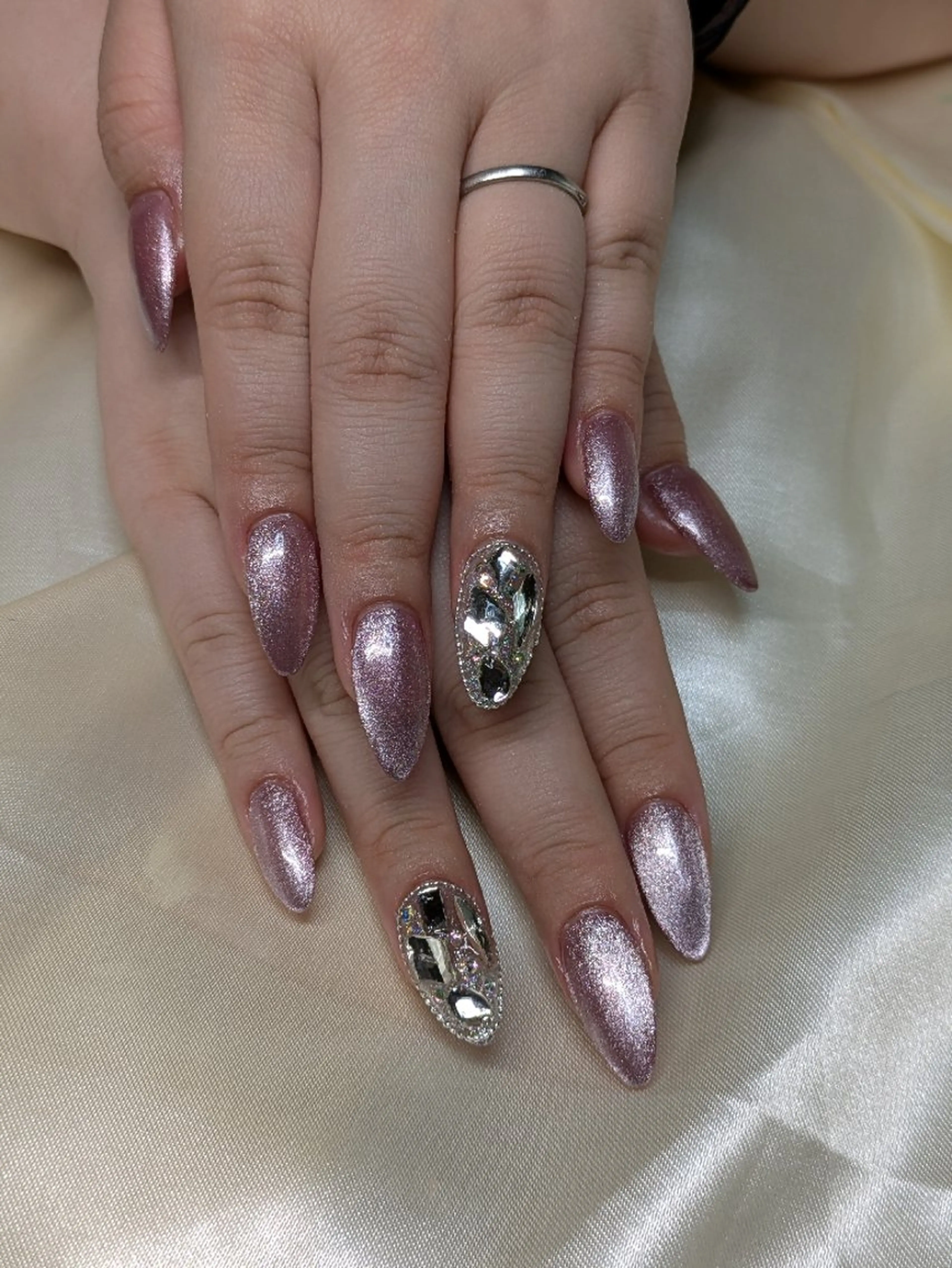 ネイル ストーンネイル 三谷 さやかのネイルデザイン