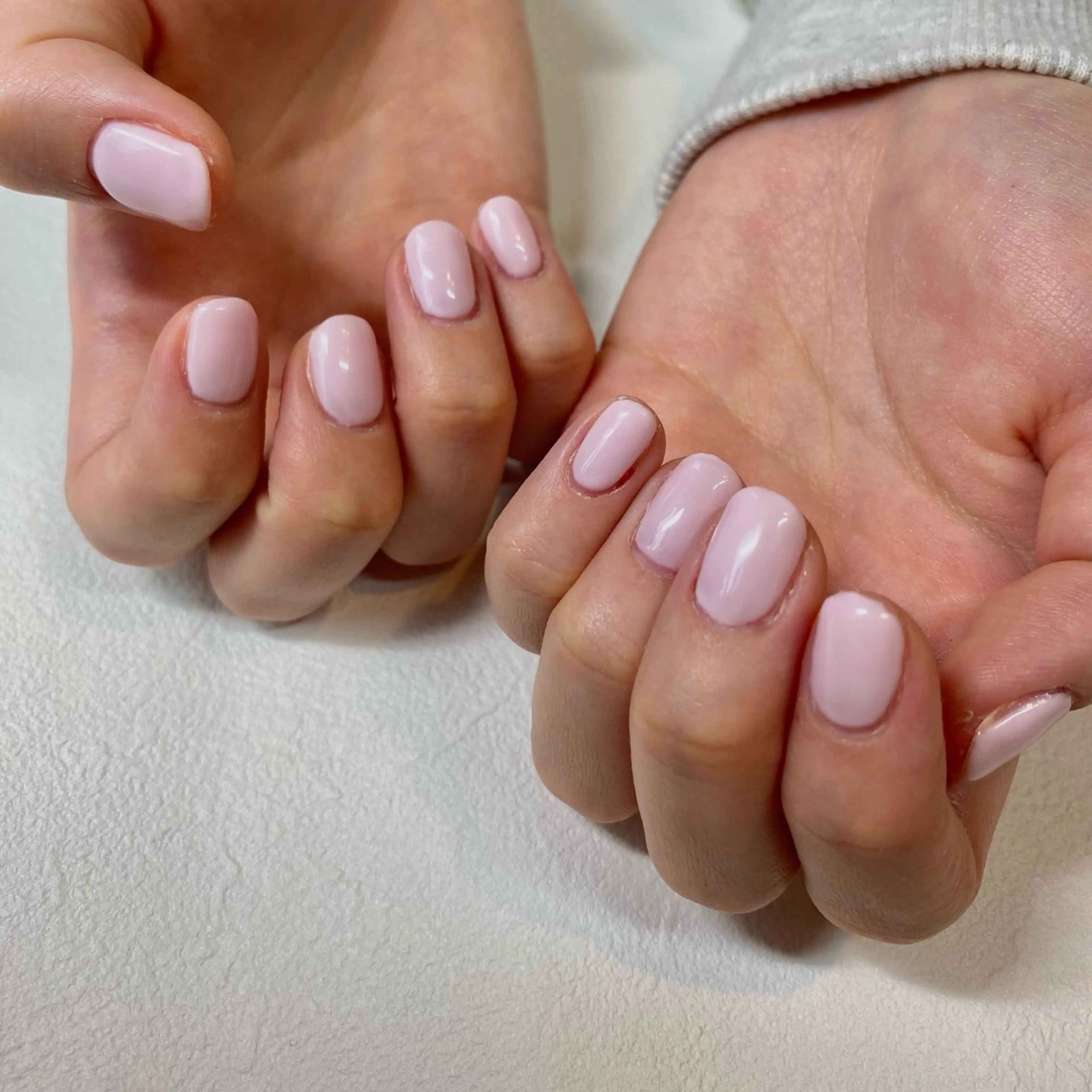 ネイル ワンカラーネイル ピンク シンプルネイル デコパーツが得意♪ ネイル/眉毛/エステの眉毛・アイブロウイメージ