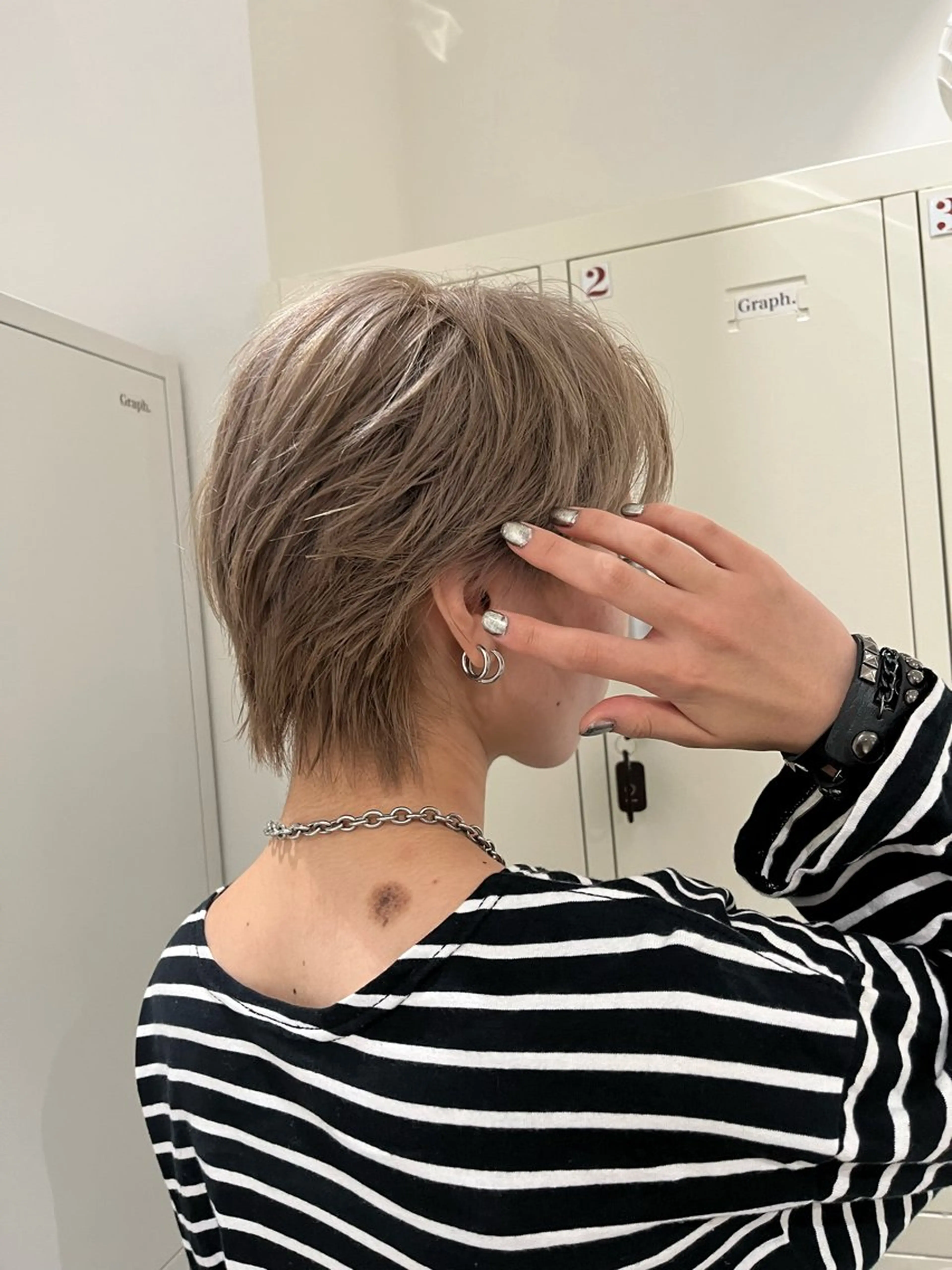 ショート カラー ブリーチ 原口 桃歌のヘアスタイル