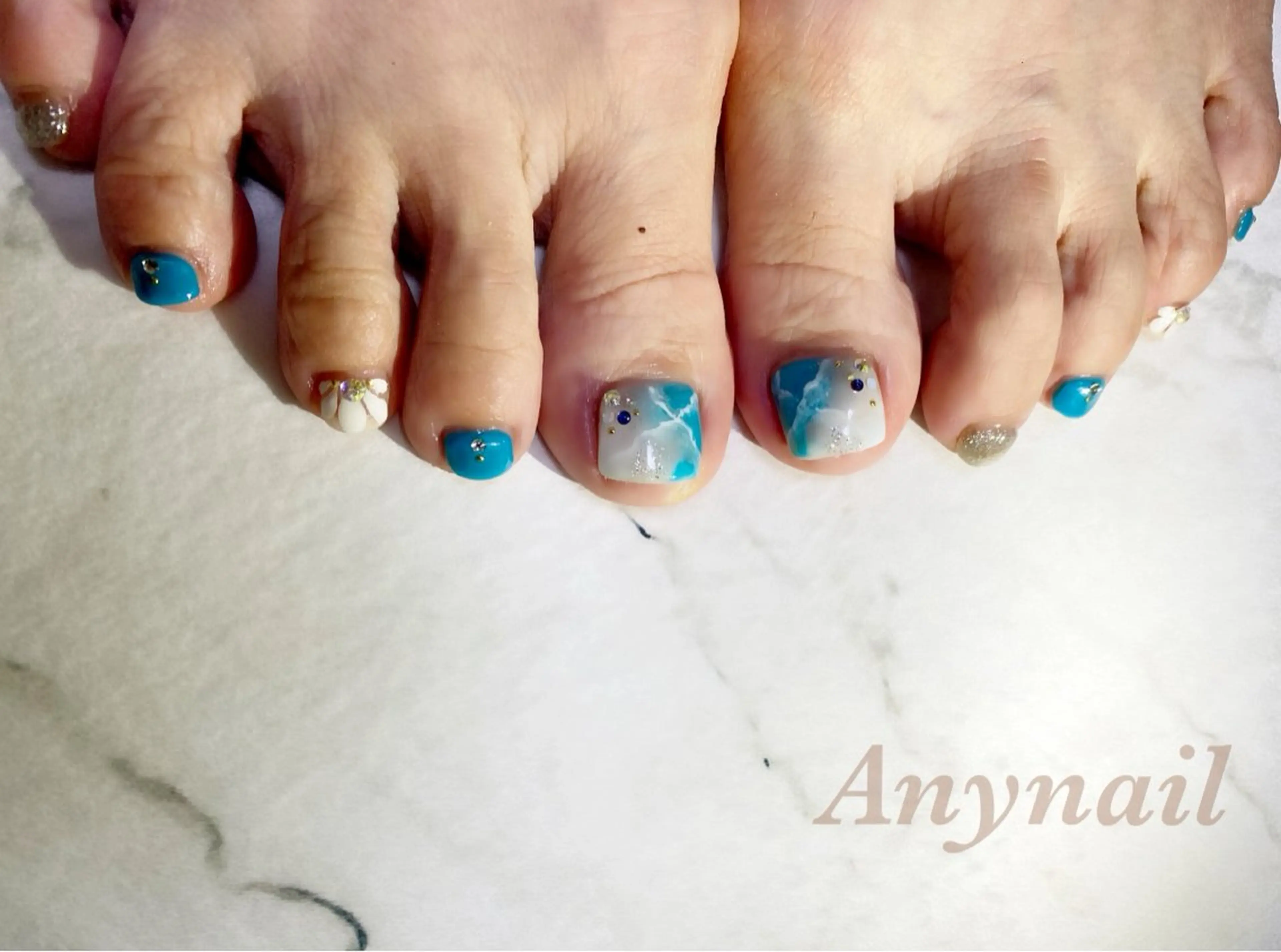 ネイル ブルー フットネイル キラキラネイル 夏ネイル フットネイル 岩澤 恵子のネイルデザイン