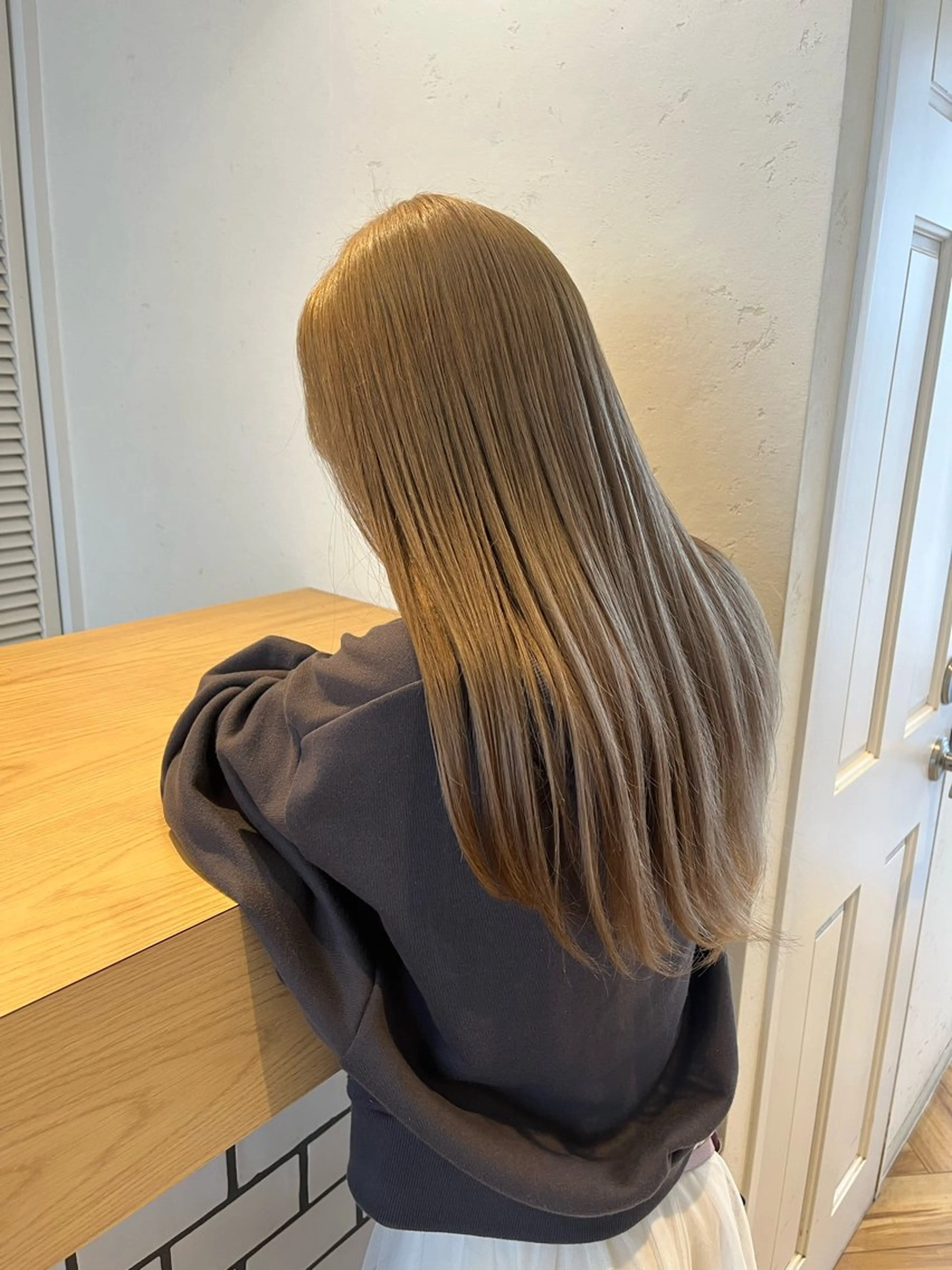 ロング カラー ベージュカラー ブリーチ ROMA銀座店所属・小林 萌生のヘアスタイル