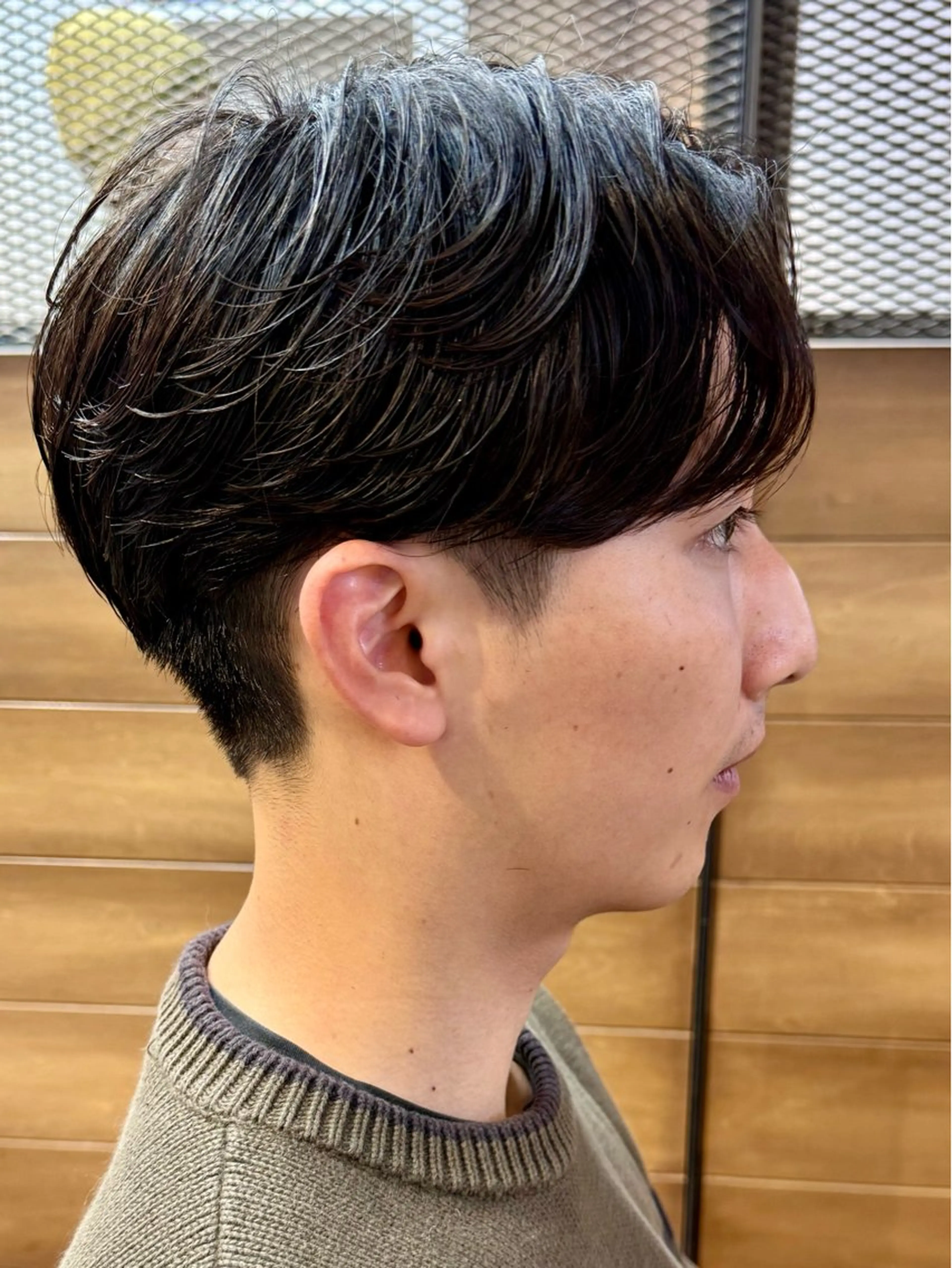 ショート パーマ メンズ ビジネス センターパート フェードカット フェザーパーマ メンズ韓国風 カット パーマ トリートメント ヘアセット 新宿メンズ専門 髪質改善パーマ特化のヘアスタイル