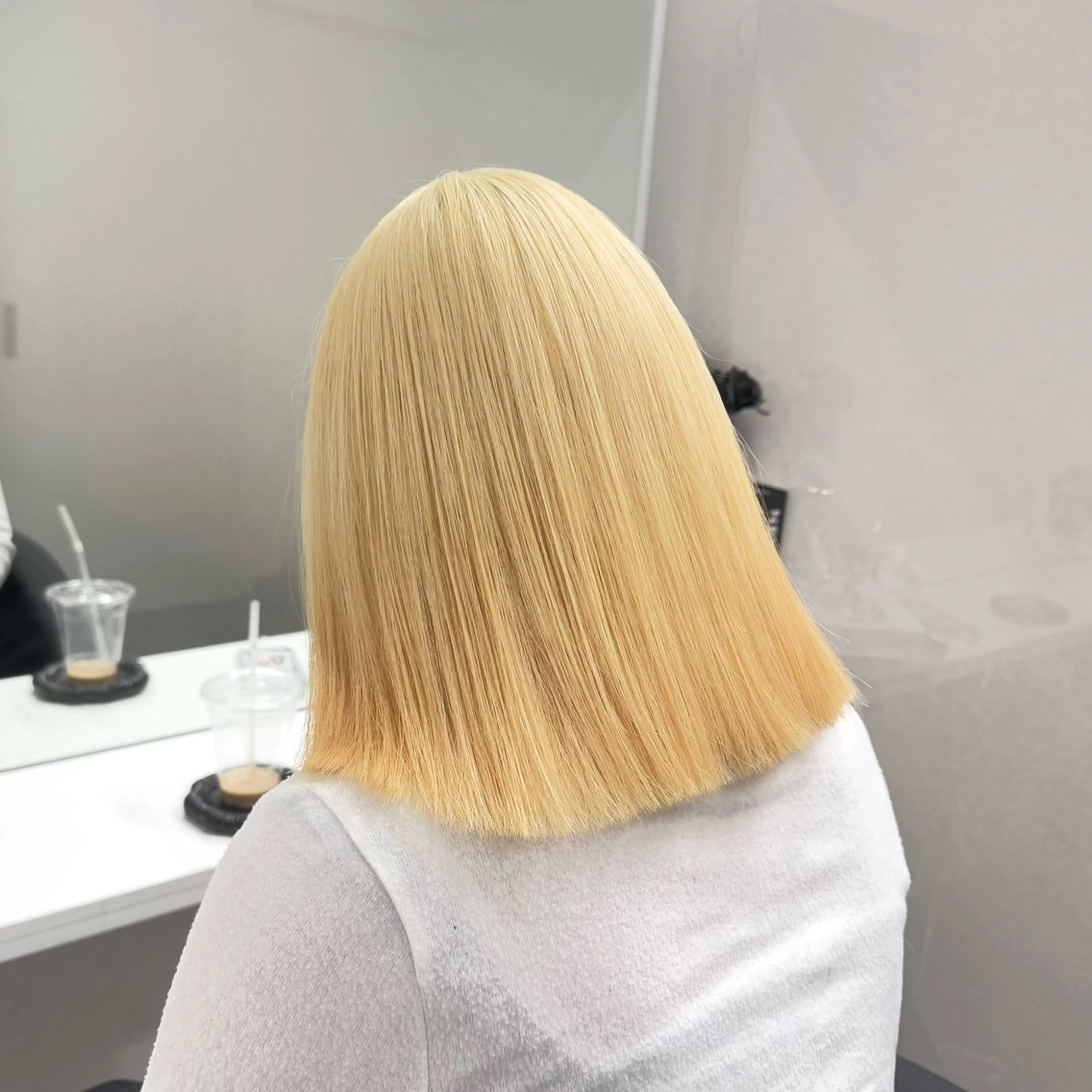 ミディアム カラー ベージュカラー ブリーチ ブロンド デザインカラー グレージュ ヘアカラー トリートメント ハイトーン/ 髪質改善/上質艶髪のヘアスタイル