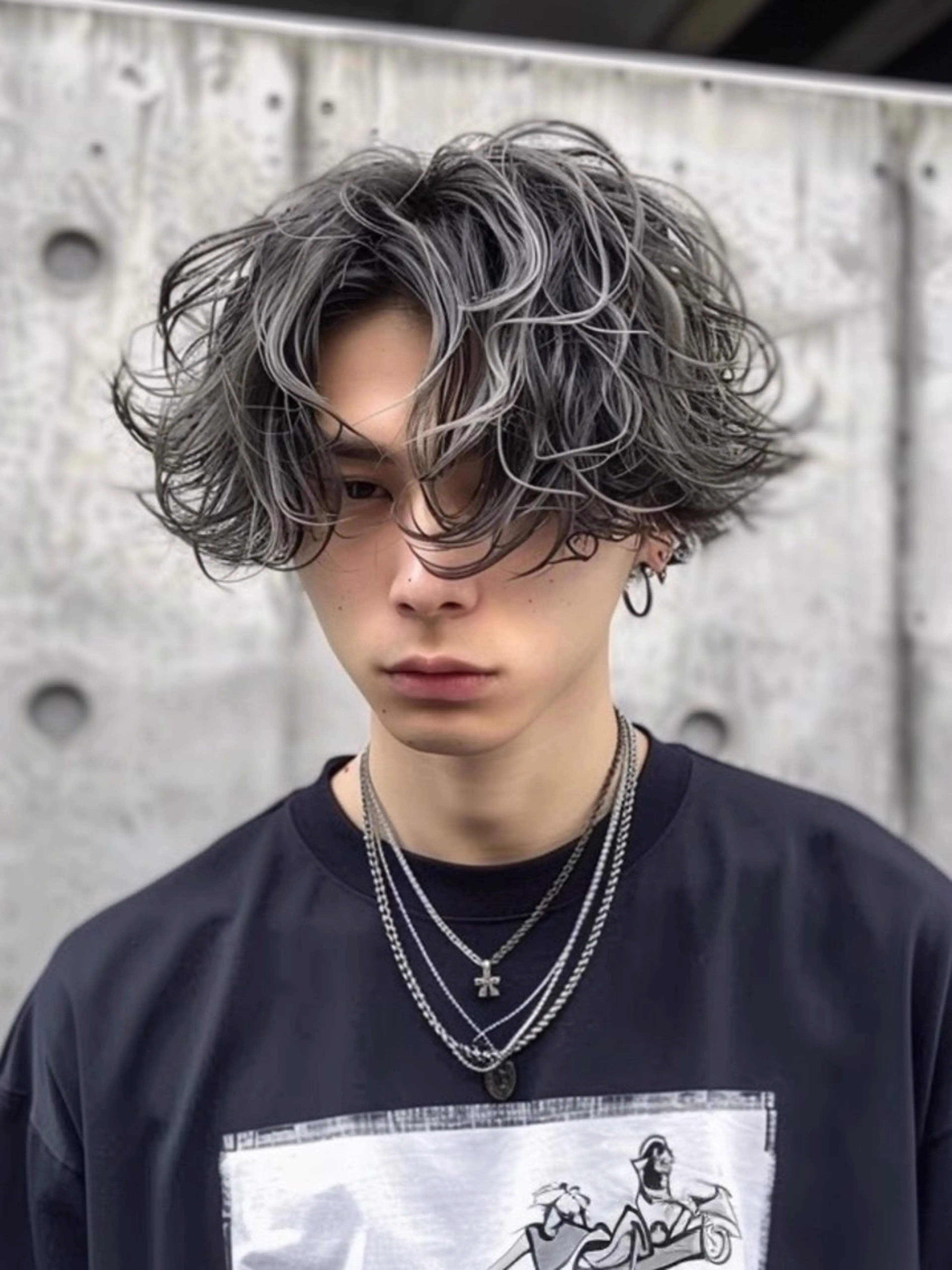 ミディアム パーマ メンズ メンズハイトーン メンズバレイヤージュのヘアスタイル