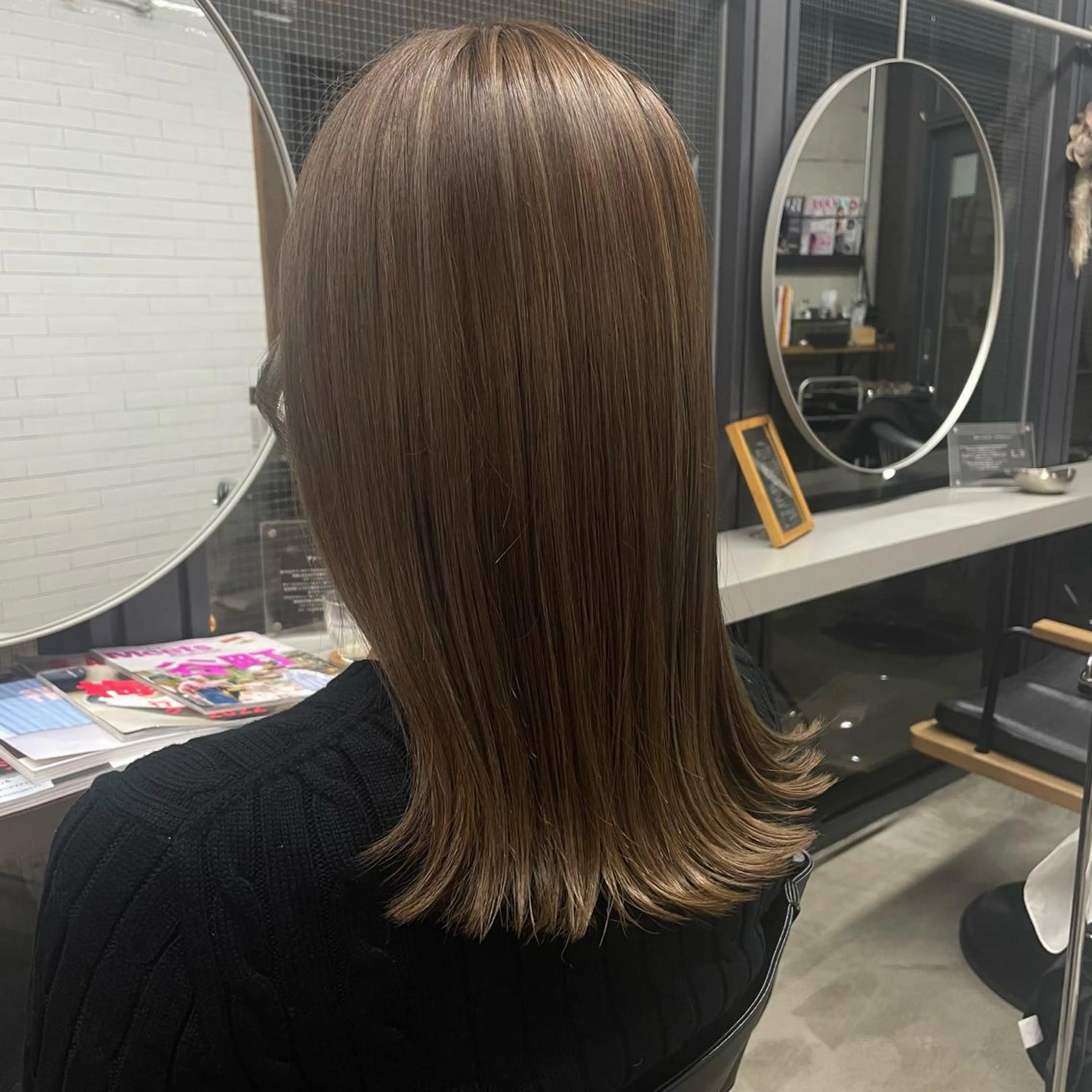 セミロング カラー ハイライトカラー ハイライト やすだ しおりのヘアスタイル