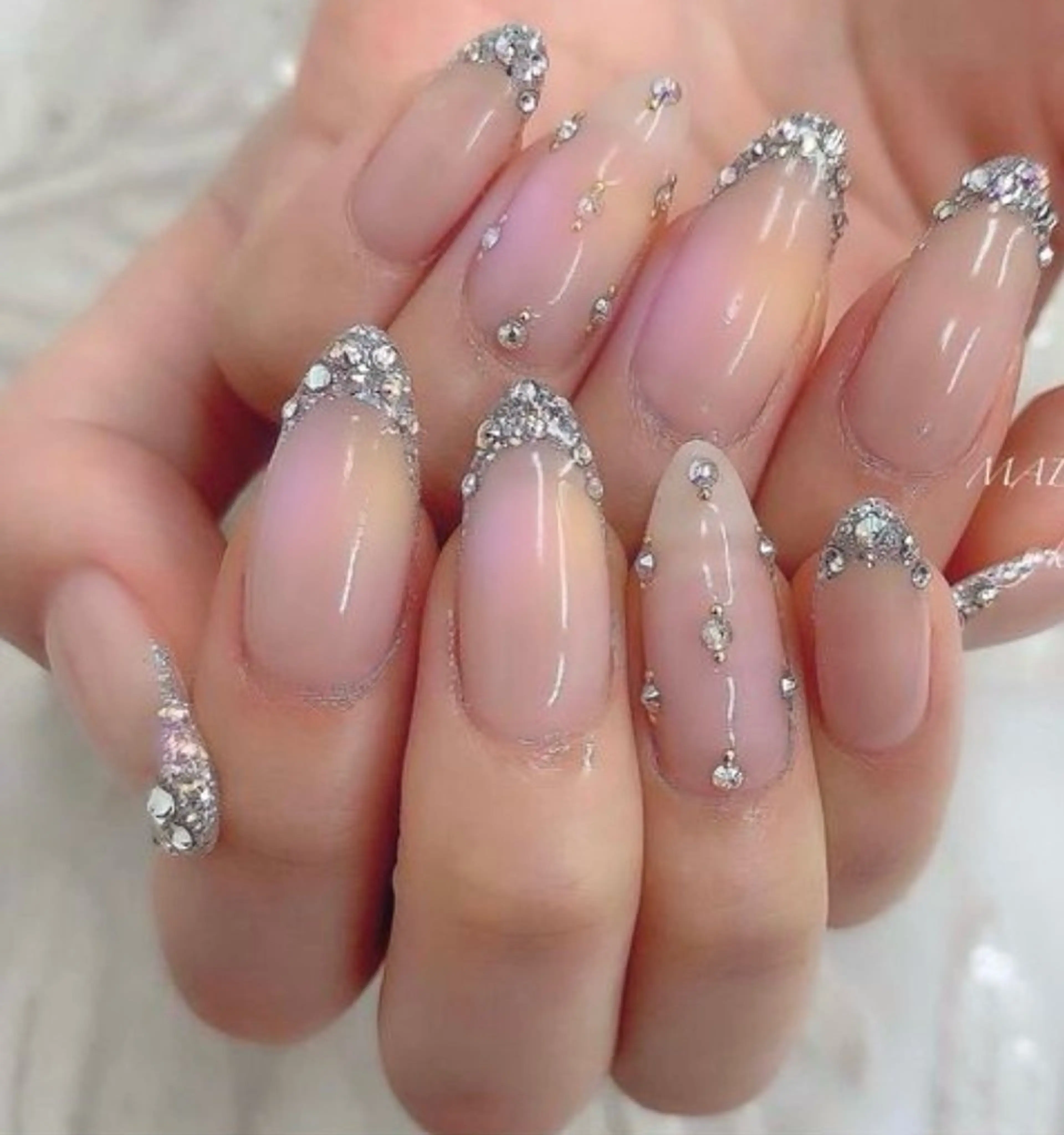 ネイル チークネイル ドット 長さ出し フレンチネイル ジェルネイル クイーンズネイル銀座所属・Queeens nailのネイルデザイン