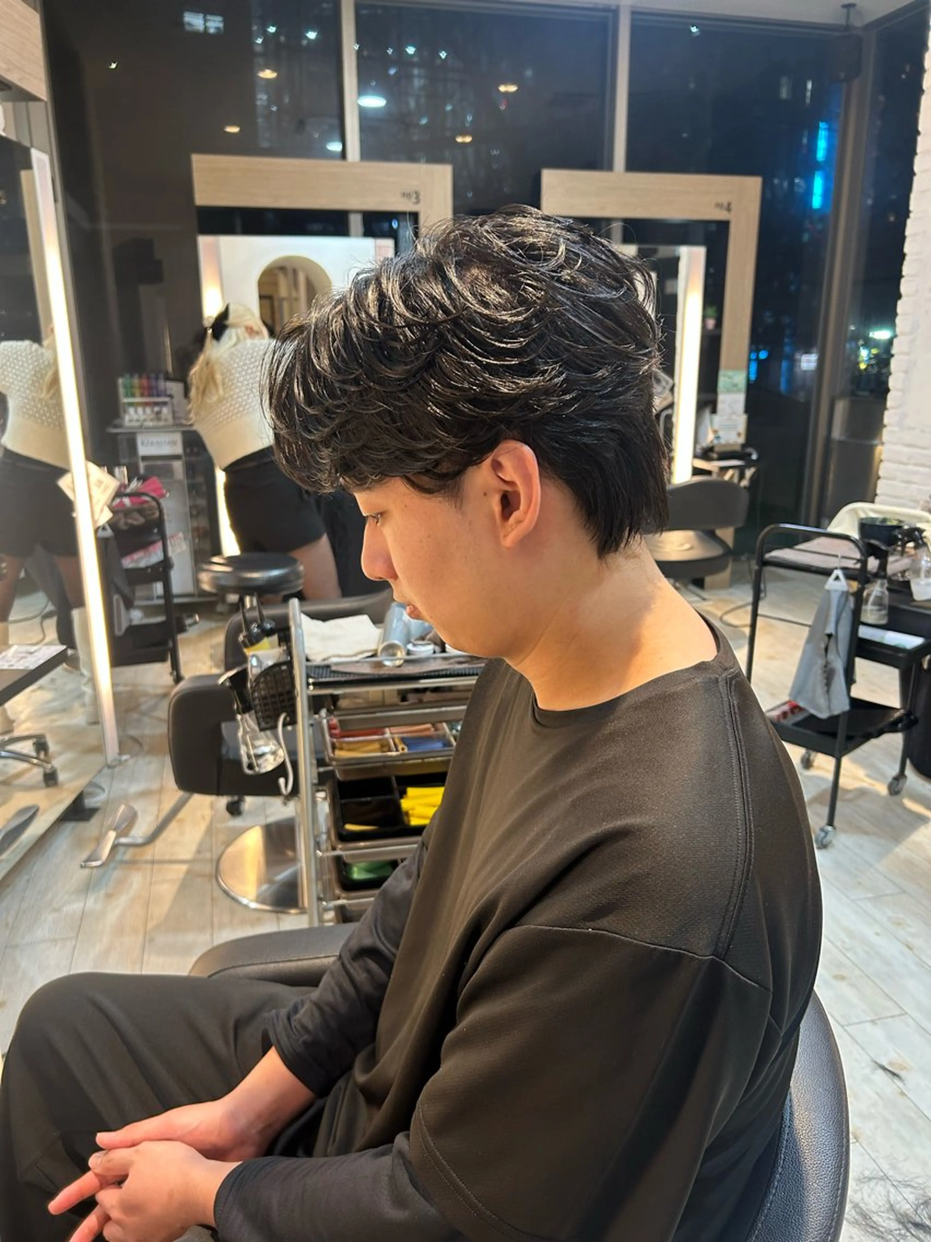 メンズ カルマパーマ メンズ韓国風 メンズパーマ カット パーマ 有働由良／ハイトーン ／韓国メンズヘアのヘアスタイル